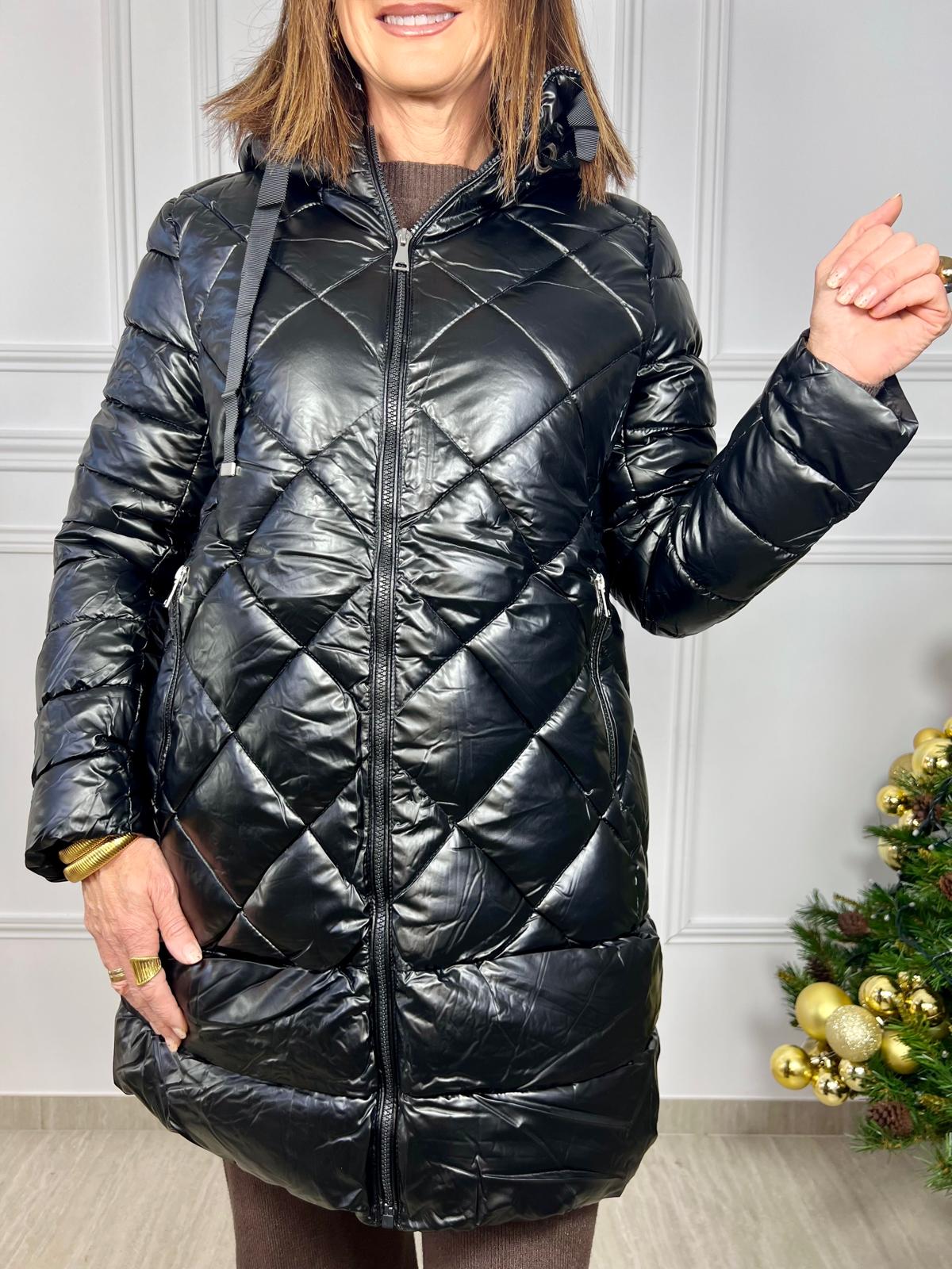 Chaquetón acolchado con acabado satinado, capucha, cremallera y bolsillos laterales. Ligero, moderno y perfecto para el invierno. Disponible en Original Legals.