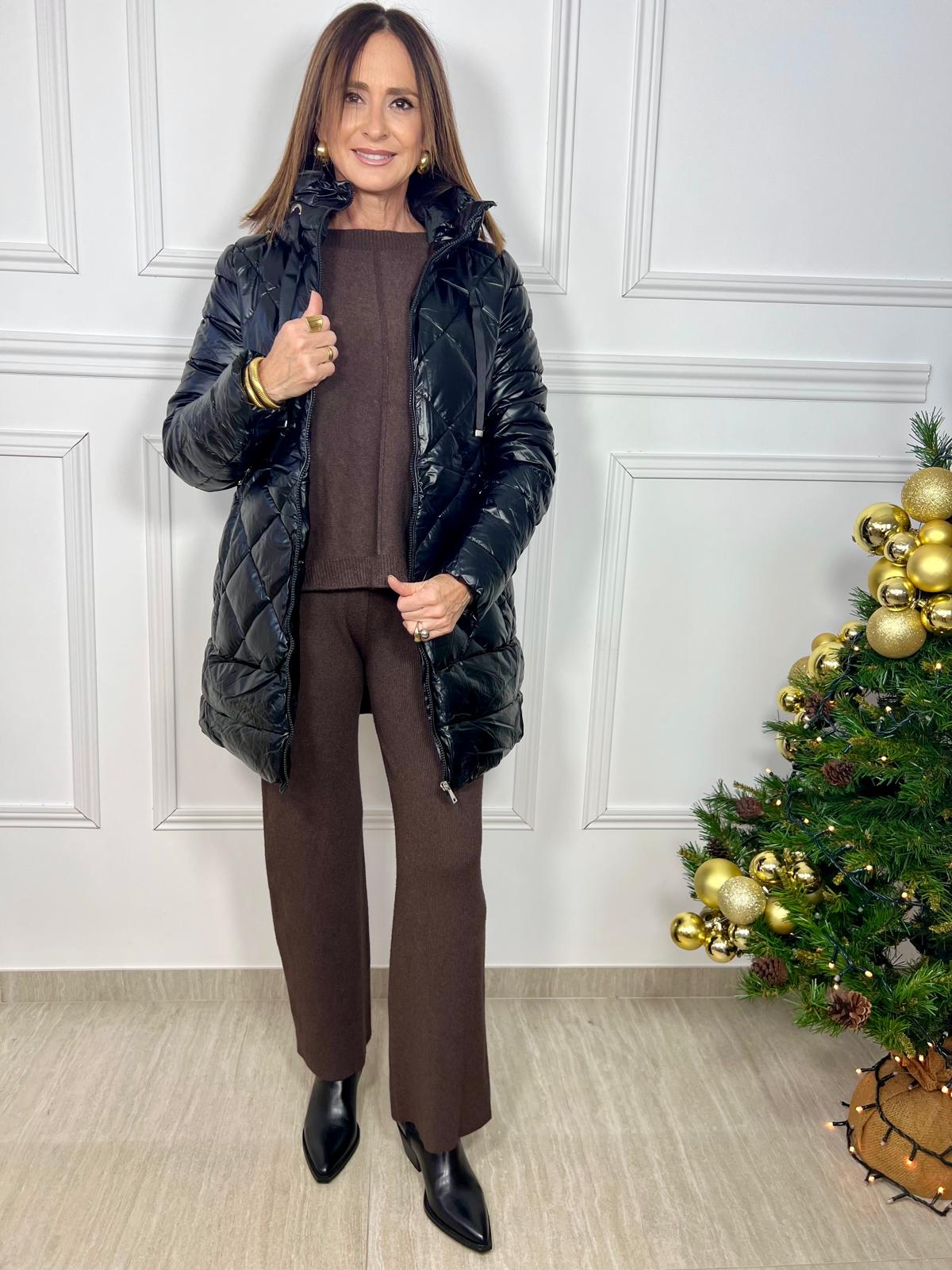 Chaquetón acolchado con acabado satinado, capucha, cremallera y bolsillos laterales. Ligero, moderno y perfecto para el invierno. Disponible en Original Regals.