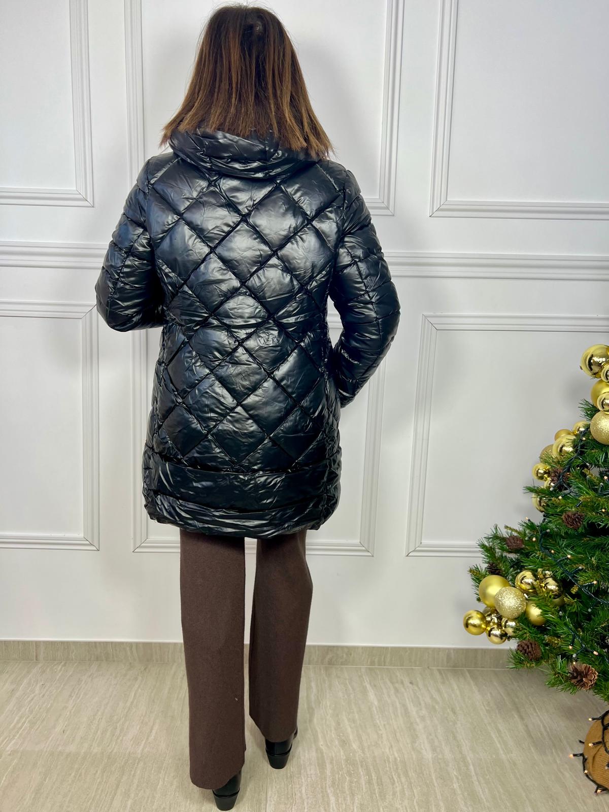 Chaquetón acolchado con acabado satinado, capucha, cremallera y bolsillos laterales. Ligero, moderno y perfecto para el invierno. Disponible en Original Legals.