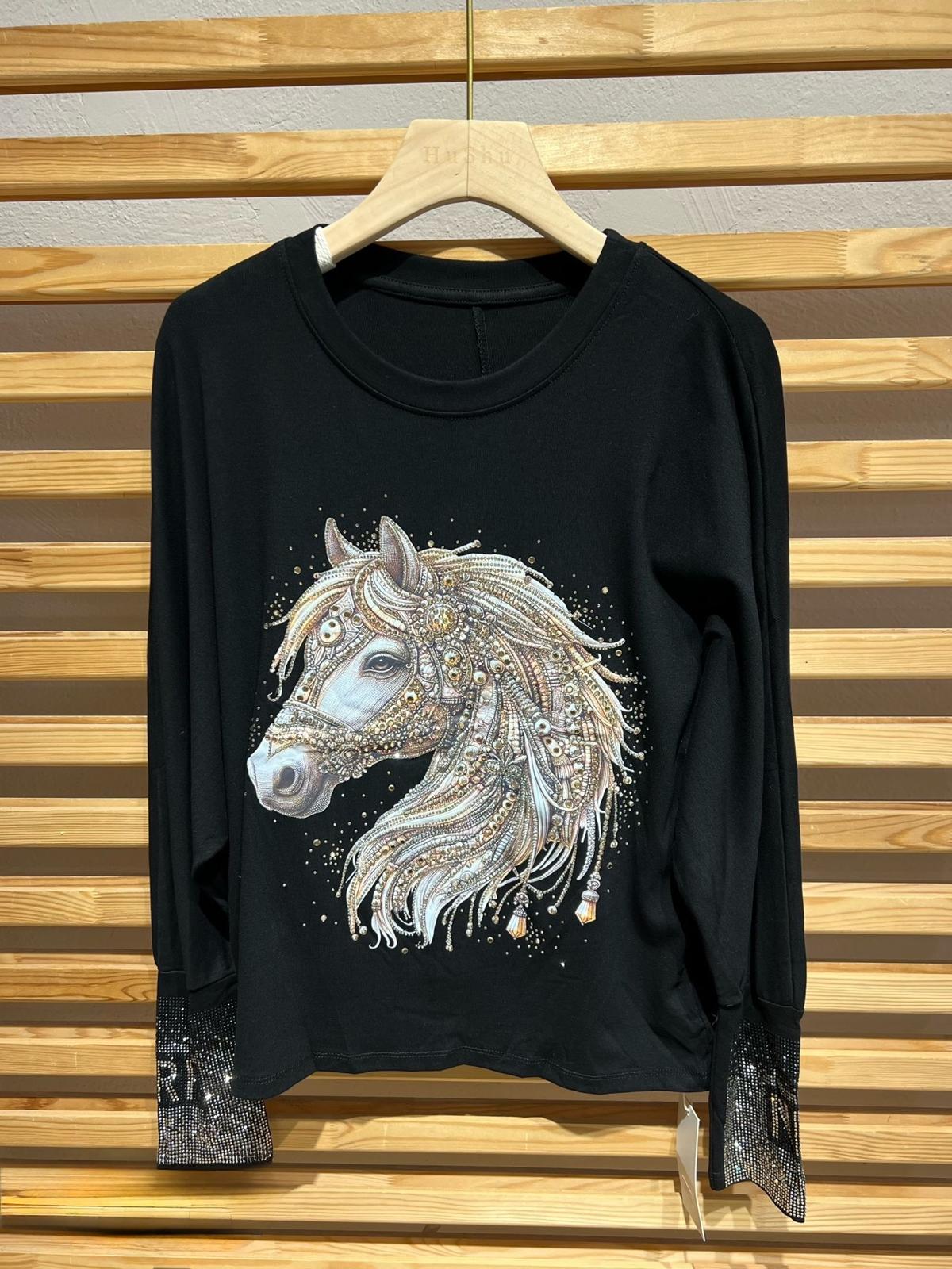 Suéter de punto talla única con mangas murciélago y detalle de caballo en pedrería dorada y plateada. Elegante, cómodo y muy favorecedor.