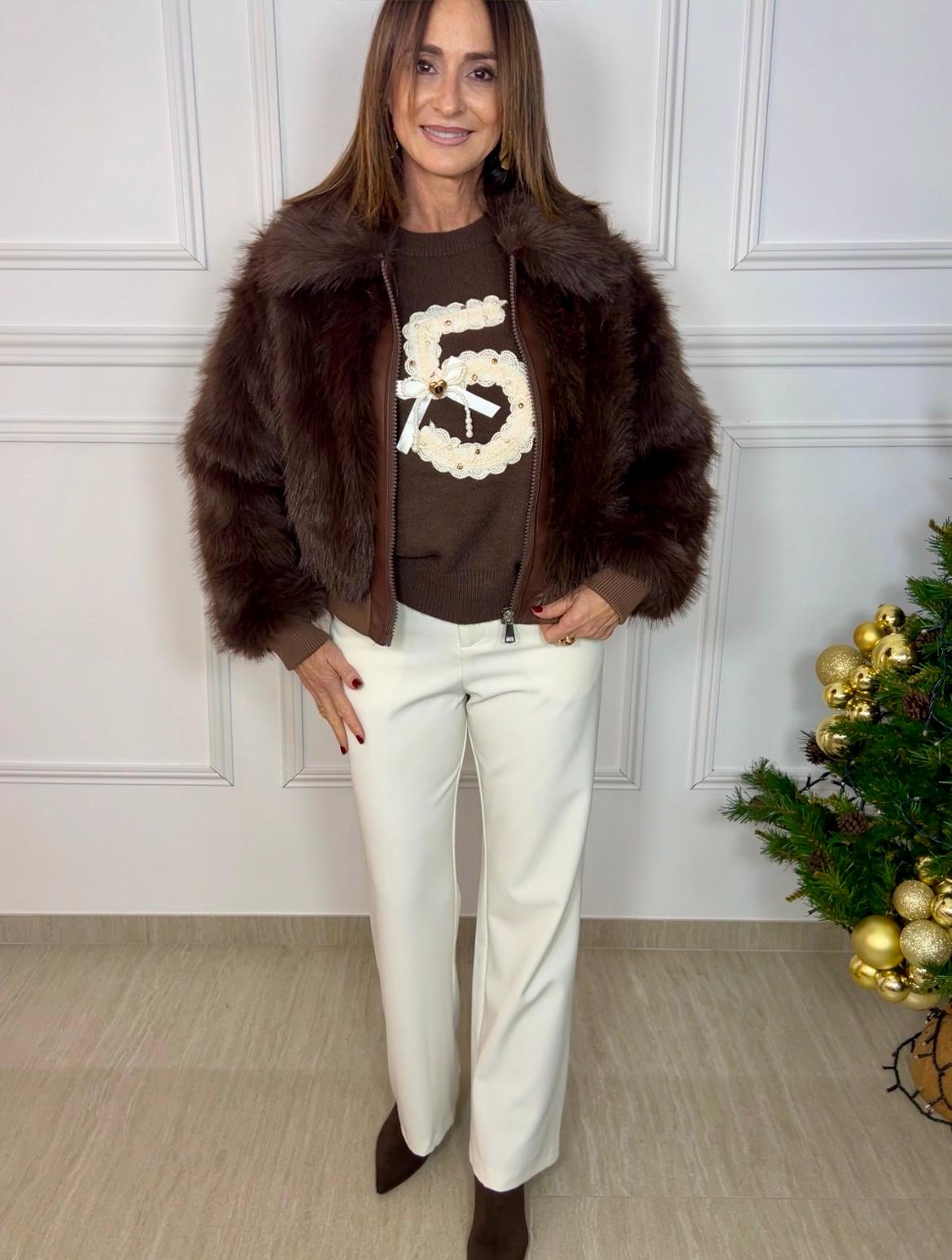 Pantalón recto en color crudo con bolsillos tipo chino y cierre de cremallera y botón. Versátil, elegante y fácil de combinar.