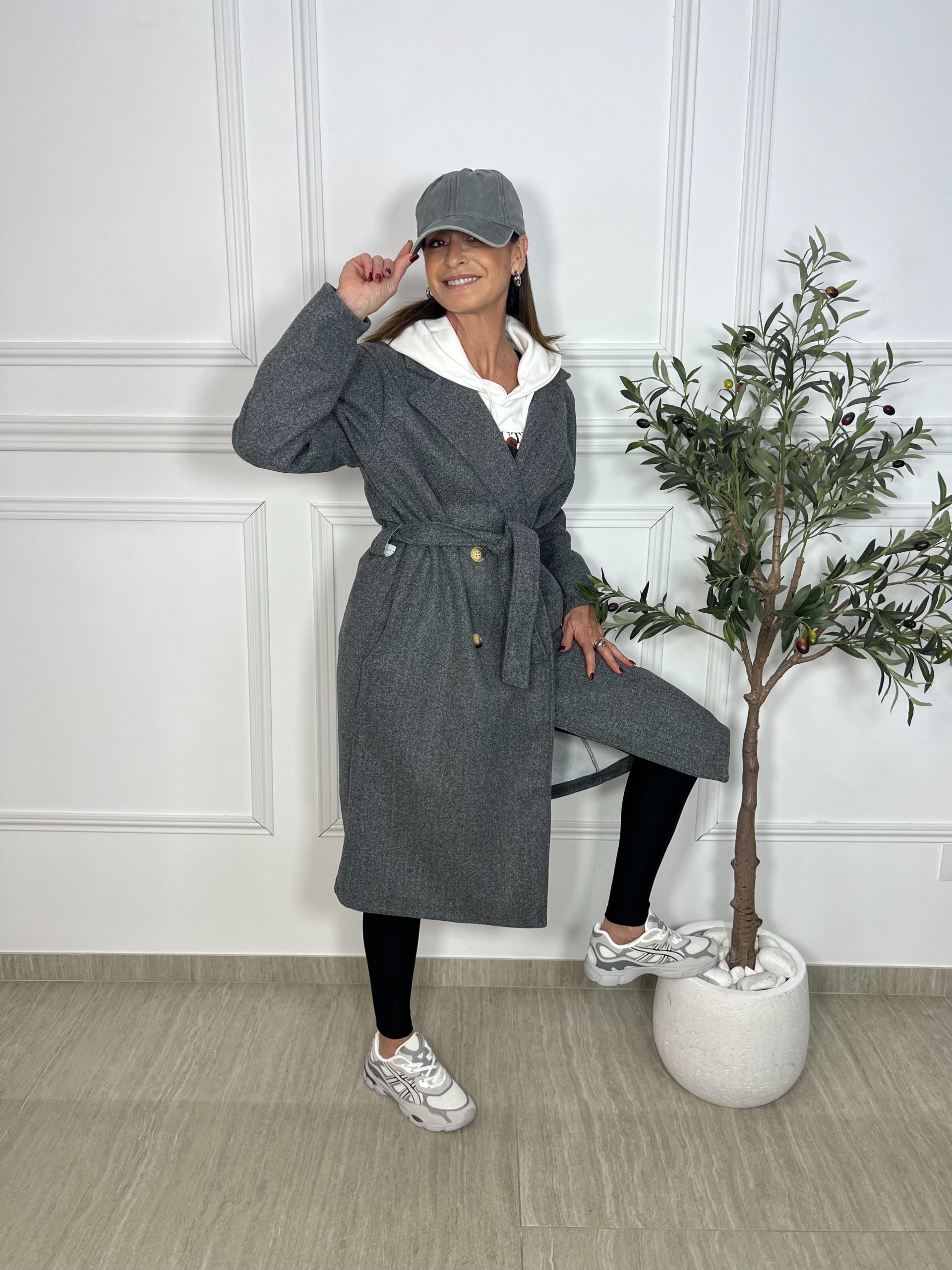 Abrigo largo oversize de talla única con cuatro botones, bolsillos delanteros y cinturón a juego. Cómodo, elegante y versátil. Oliva Valencia La Safor Original Regals Moda Ropa