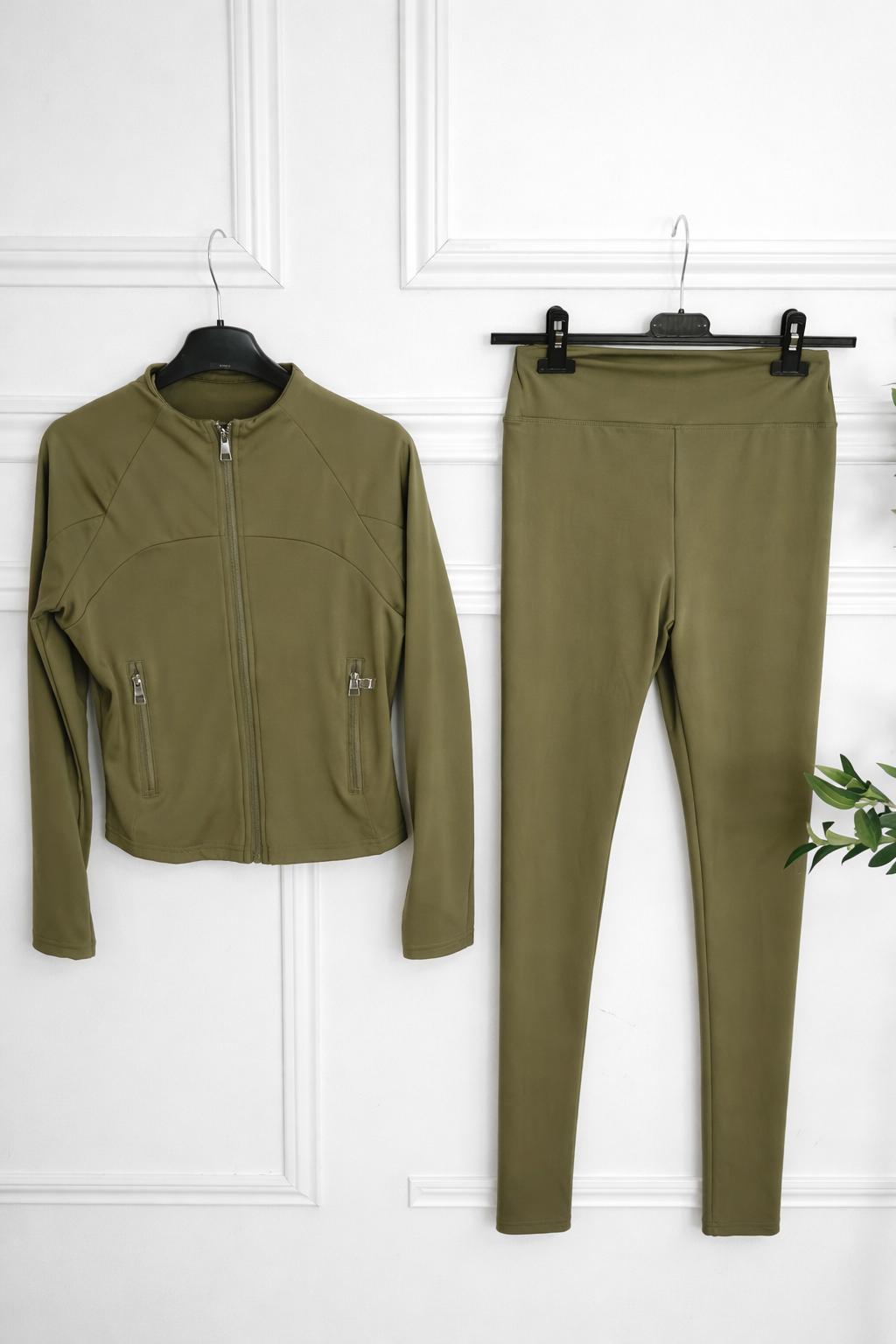 Conjunto deportivo con mallas elásticas y chaqueta con cremallera frontal y bolsillos con cremallera. Comodidad, estilo y funcionalidad en un solo look. Oliva Valencia La Safor Moda Ropa Original Regals