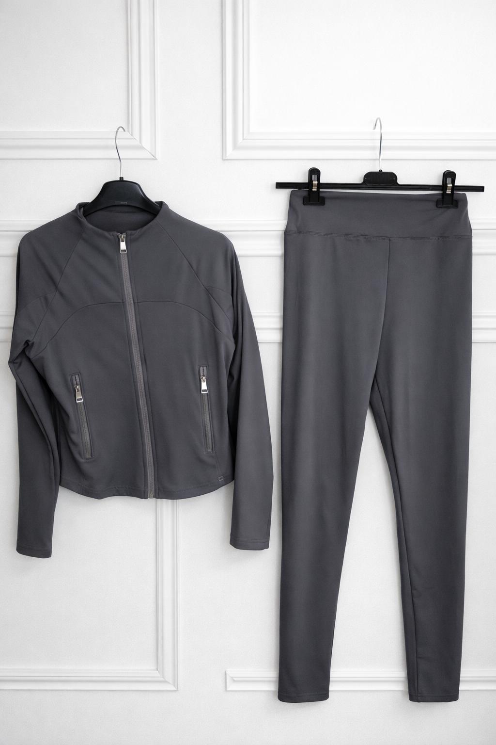 Conjunto deportivo con mallas elásticas y chaqueta con cremallera frontal y bolsillos con cremallera. Comodidad, estilo y funcionalidad en un solo look. Oliva Valencia La Safor Moda Ropa Original Regals