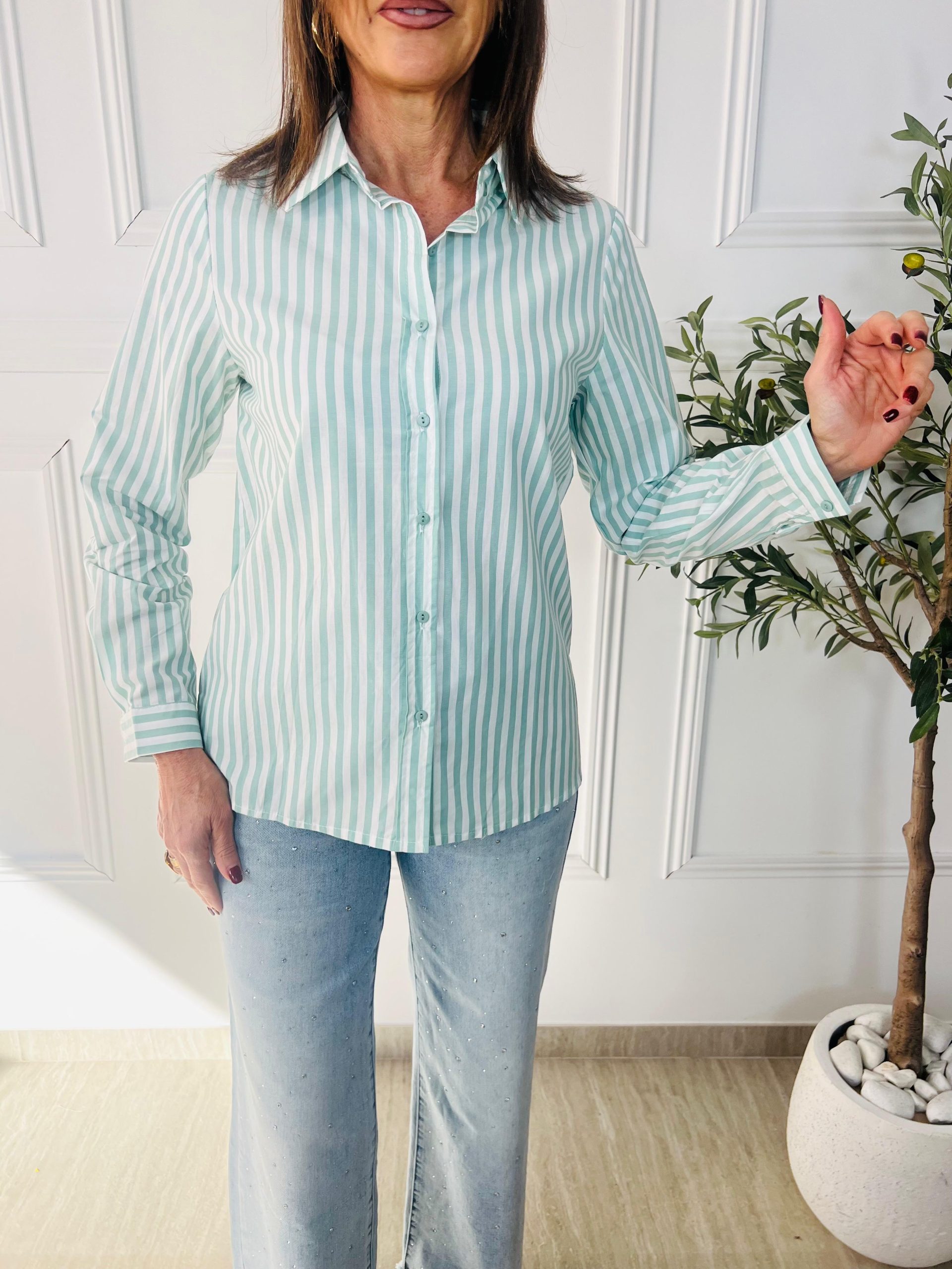 Camisa entallada de rayas en blanco y verde, blanco y azul o blanco y beige. Diseño elegante, ajuste favorecedor y estilo versátil para cualquier ocasión. Oliva Valencia Original Regals La Safor Moda Ropa