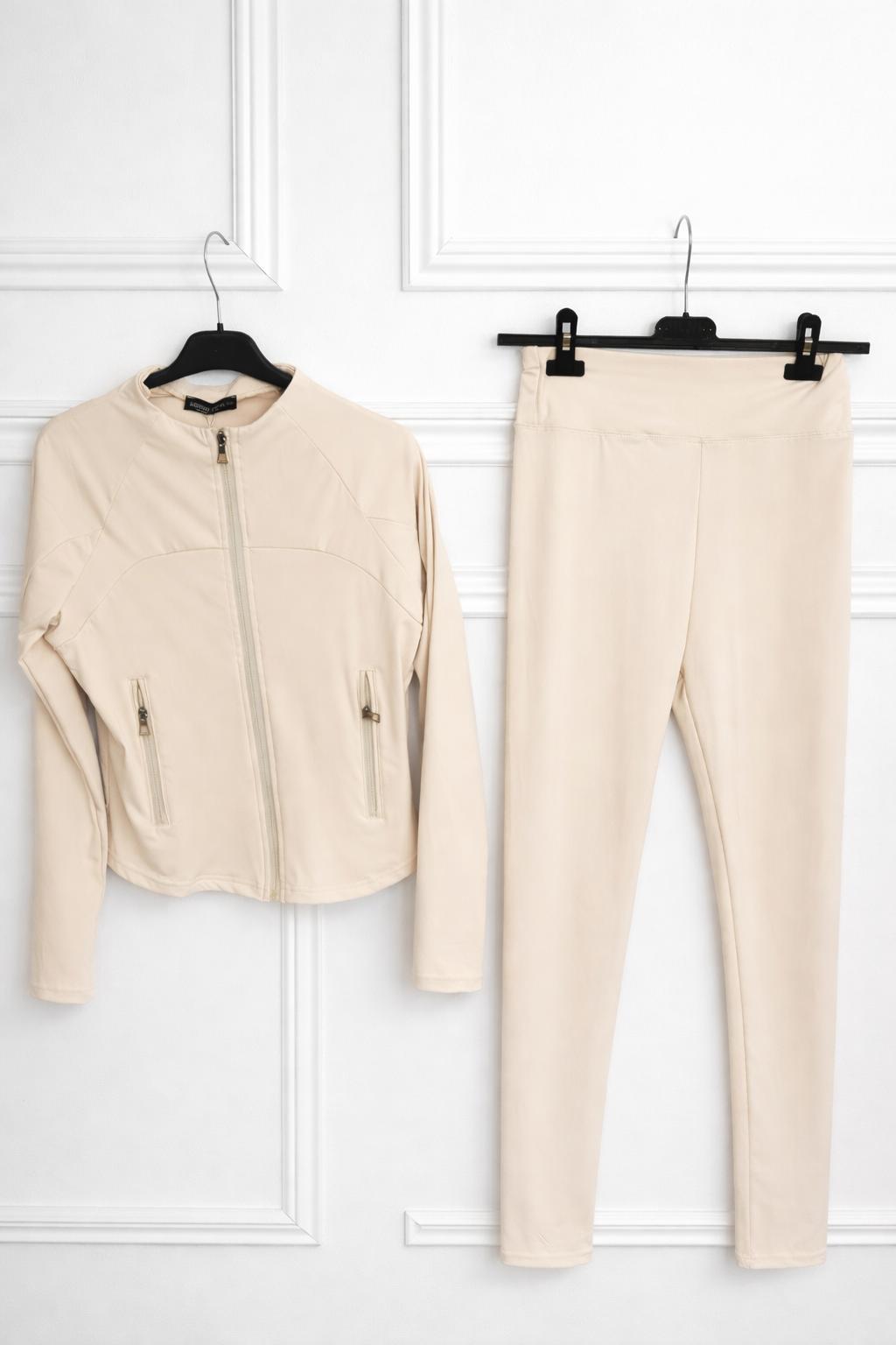 Conjunto deportivo con mallas elásticas y chaqueta con cremallera frontal y bolsillos con cremallera. Comodidad, estilo y funcionalidad en un solo look. Oliva Valencia La Safor Original Regals Moda Ropa