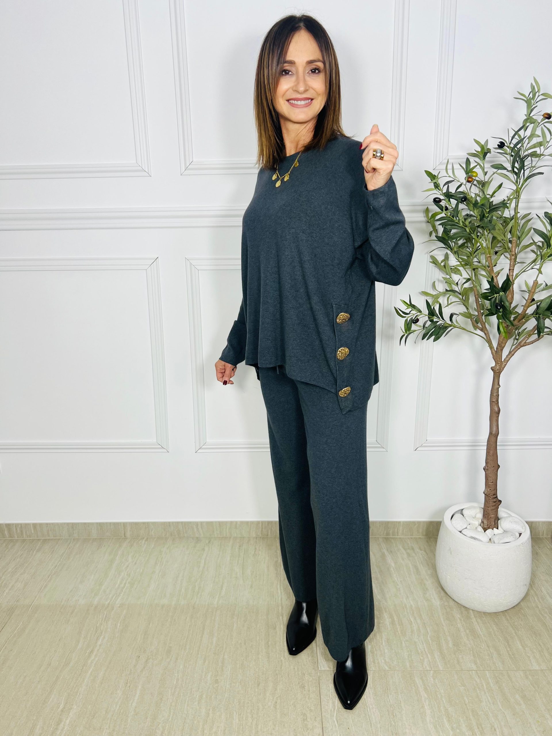 Conjunto de punto de grosor medio con suéter ancho y botones dorados laterales. Pantalón recto con goma y cordón en la cintura. Cómodo y elegan Oliva Valencia La Safor Moda