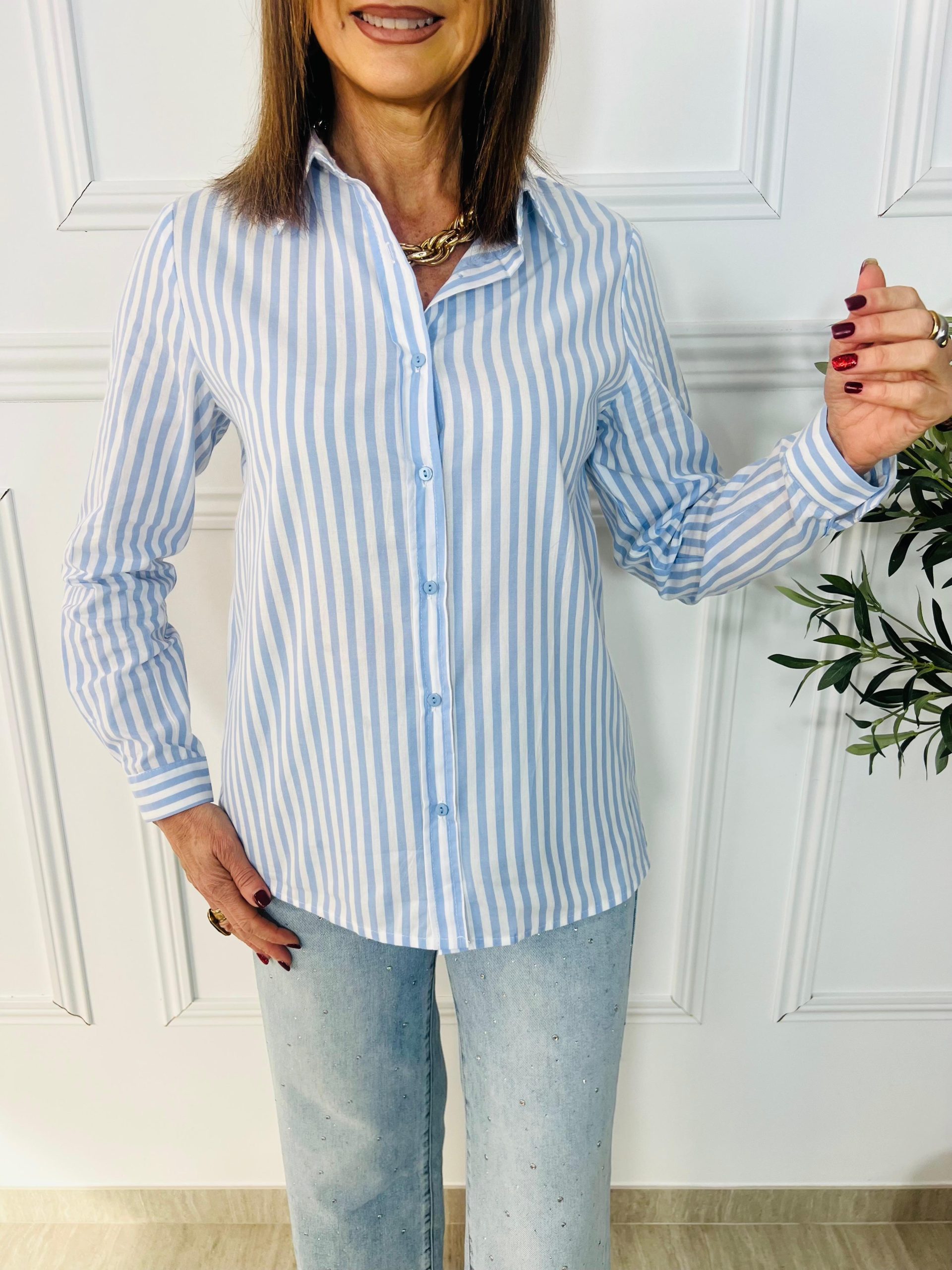 Camisa entallada de rayas en blanco y verde, blanco y azul o blanco y beige. Diseño elegante, ajuste favorecedor y estilo versátil para cualquier ocasión. Oliva Valencia Original Regals La Safor Moda Ropa