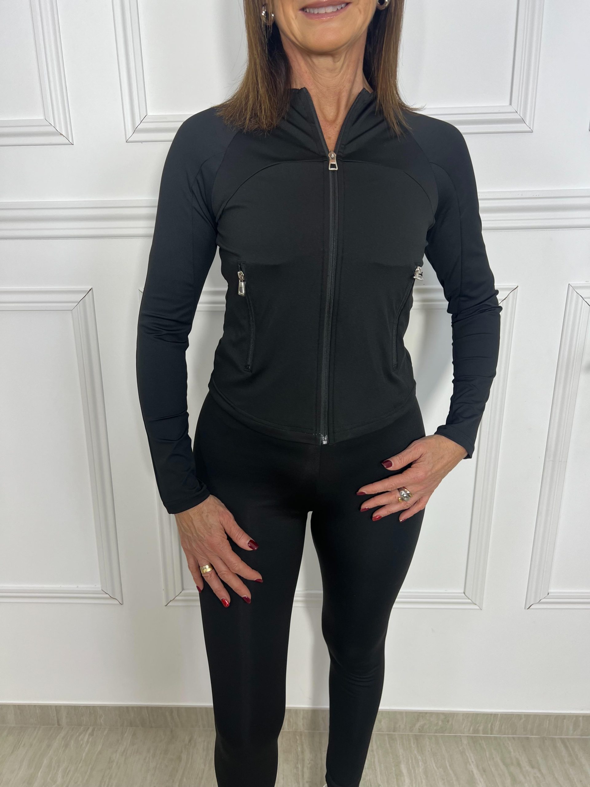 Conjunto deportivo con mallas elásticas y chaqueta con cremallera frontal y bolsillos con cremallera. Comodidad, estilo y funcionalidad en un solo look. Oliva Valencia La Safor Moda Ropa