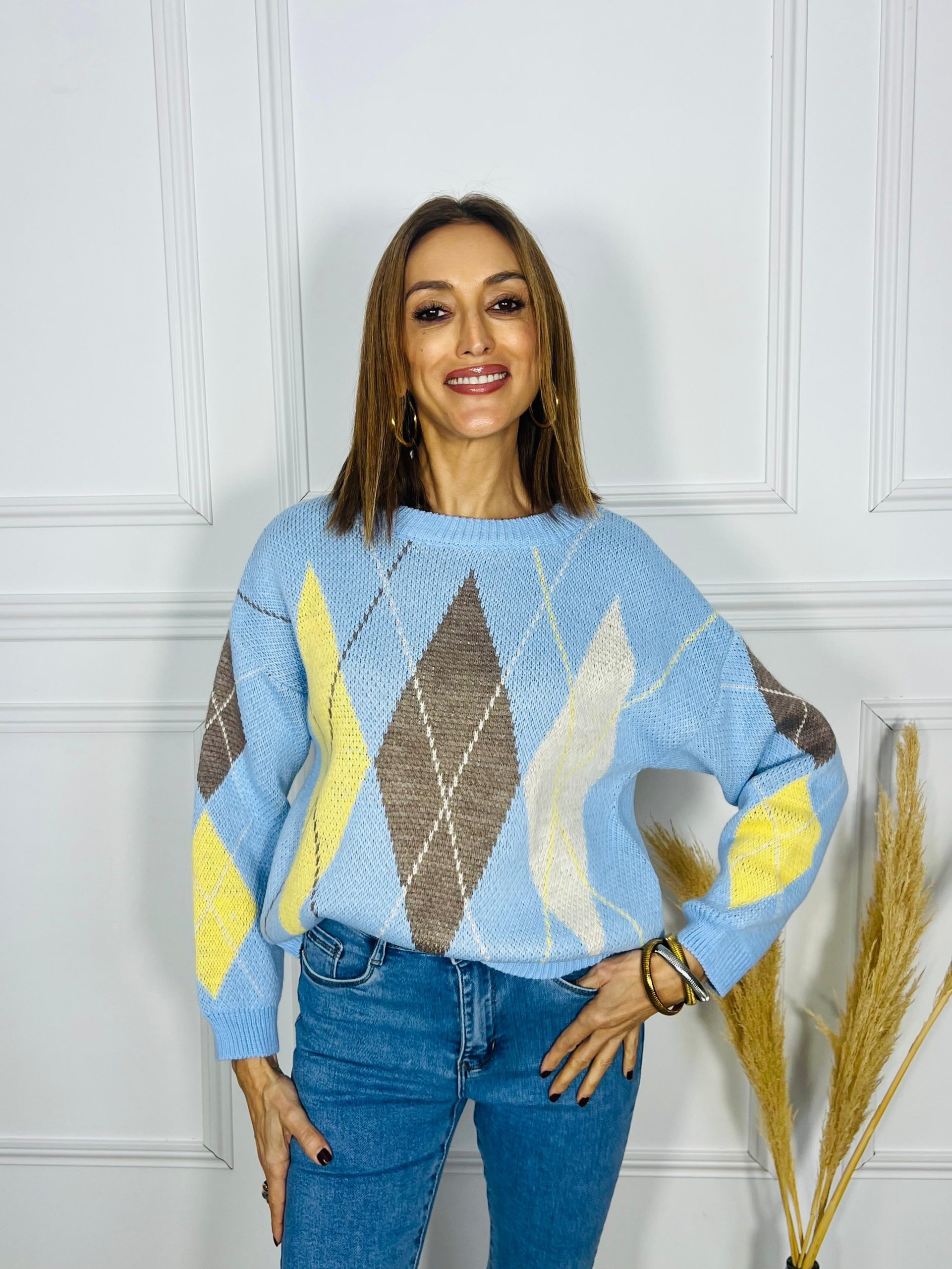 Dale un giro a tu armario con el Jersey de rombos Sofía. Disponible en 3 combinaciones de colores pastel y vibrantes. Estilo preppy, corte cómodo y diseño retro moderno. Oliva, Valencia, La Safor, Moda, Ropa, Original Regals