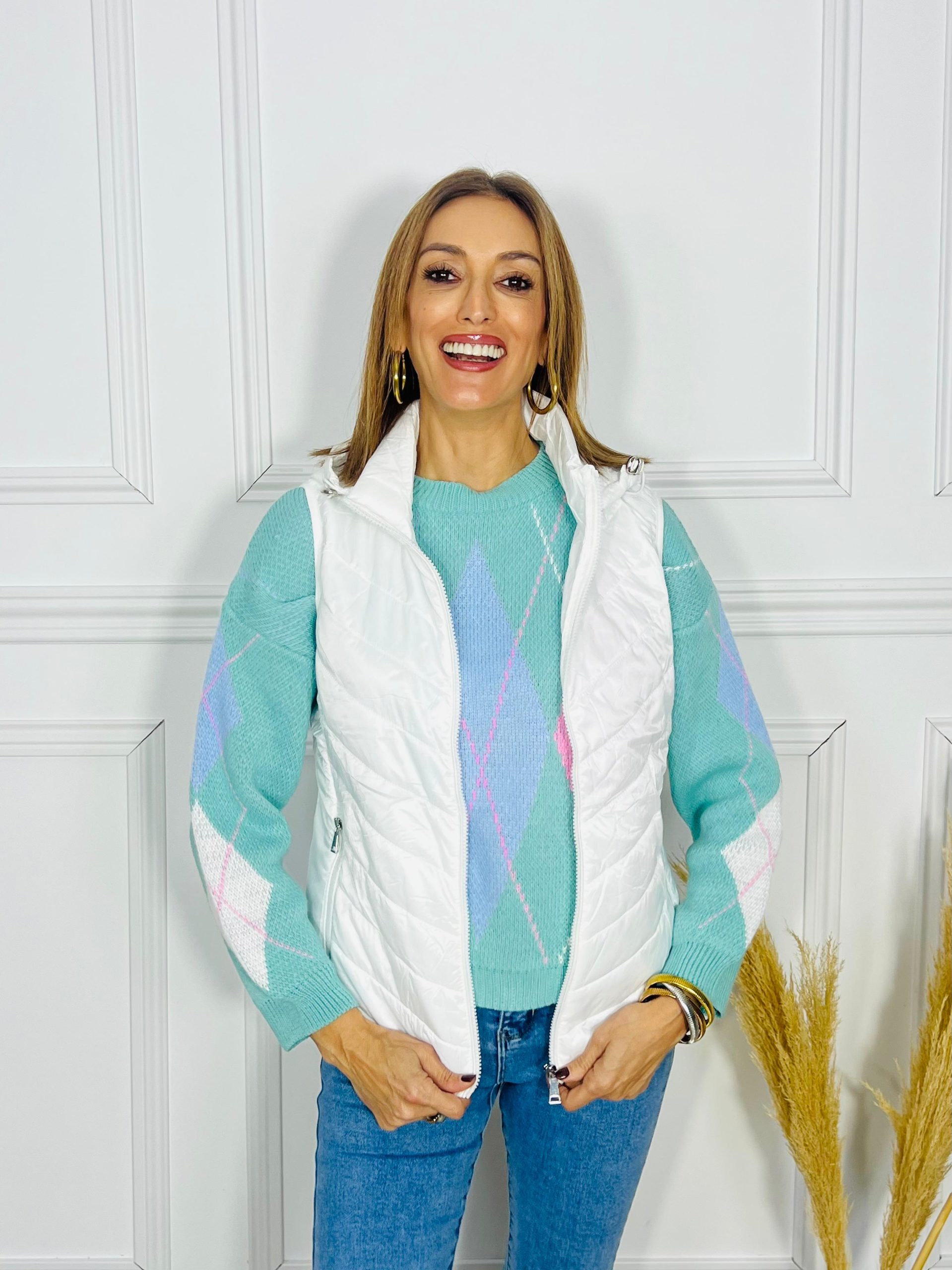 Luce radiante con el Chaleco acolchado Juliette. Un diseño ligero en color blanco con capucha y detalles plateados. La capa extra perfecta para un estilo sofisticado y activo. Oliva, Valencia, La Safor, Original Regals, Moda, Ropa