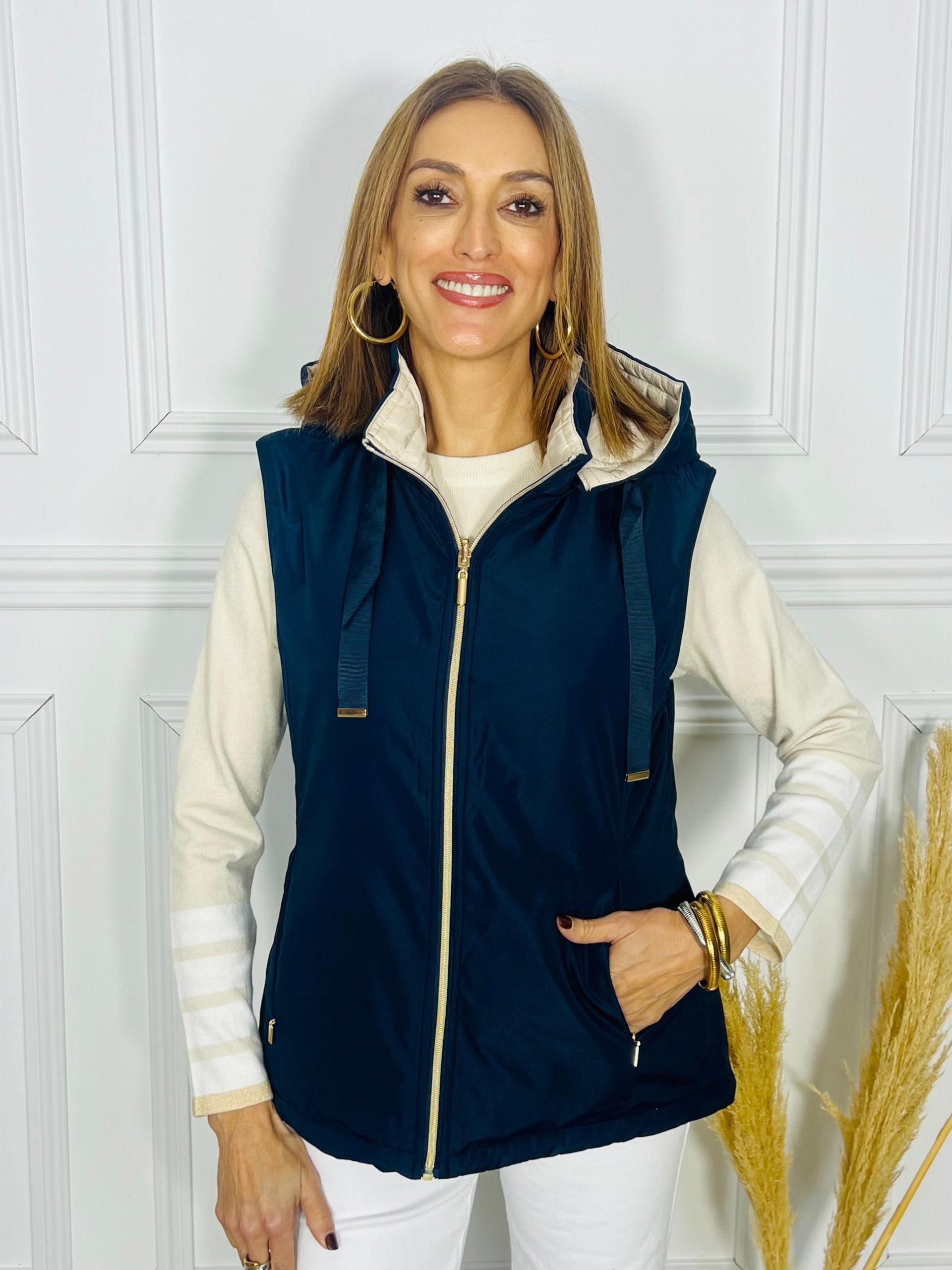 Descubre el Chaleco Reversible Adriana: elegancia en azul marino y crema en una sola prenda. El complemento perfecto, versátil y ligero para tus looks diarios. ¡Cómpralo ahora! Oliva, Valencia, La Safor, Original Regals, Moda, Ropa