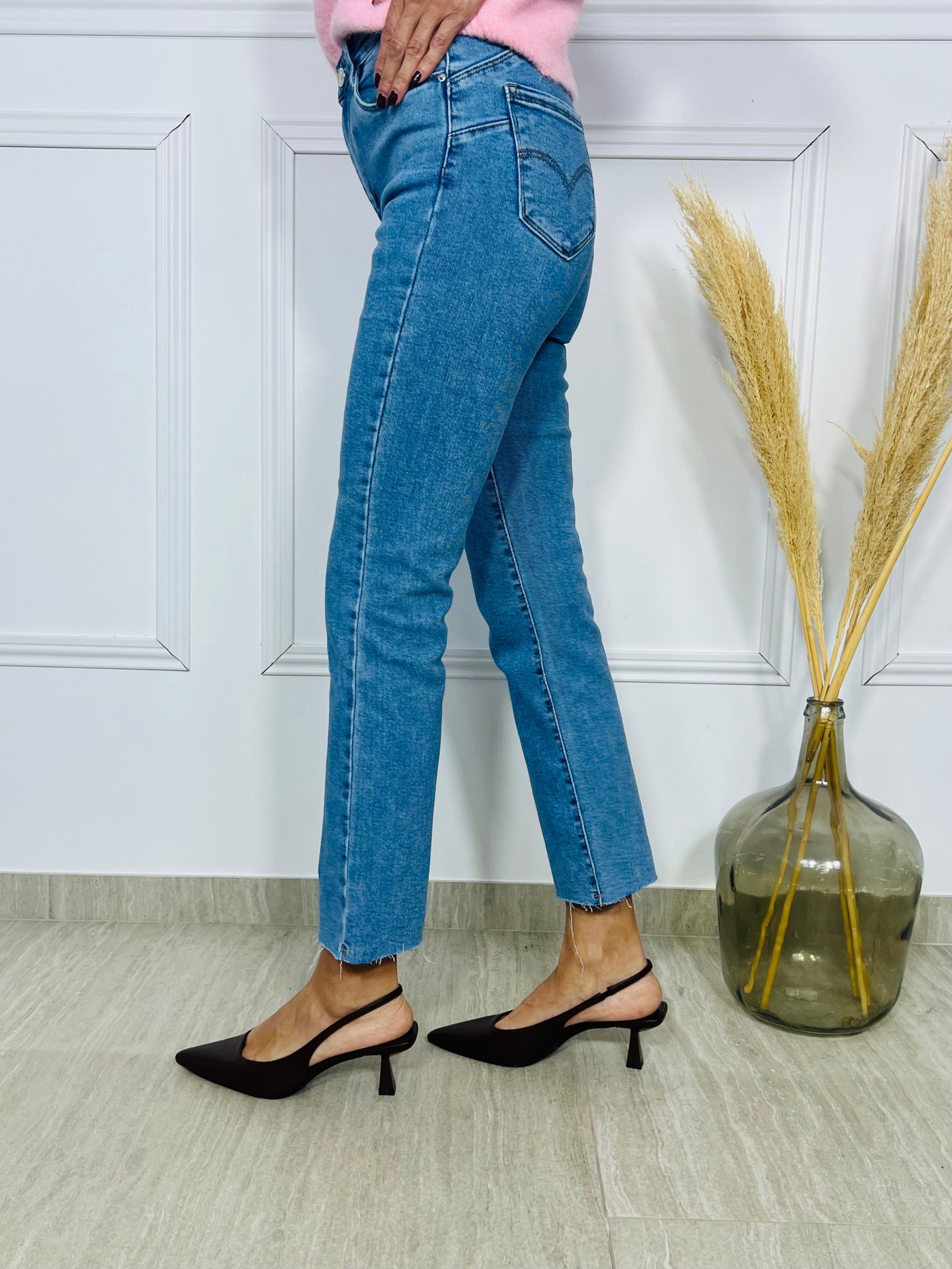 Renueva tu look con el Pantalón Gianna: vaquero de corte flare, tiro alto y bajo deshilachado. El denim versátil que combina con todo y estiliza tu silueta. Oliva, Valencia, Original Regals, Moda, Ropa