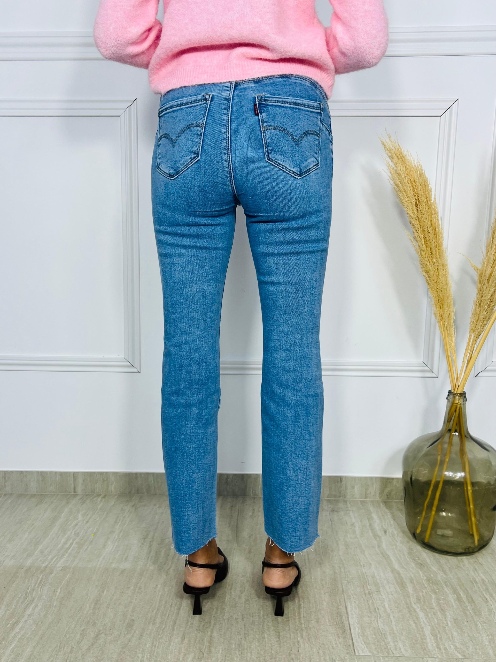 Renueva tu look con el Pantalón Gianna: vaquero de corte flare, tiro alto y bajo deshilachado. El denim versátil que combina con todo y estiliza tu silueta. Oliva, Valencia, Original Regals, Moda, Ropa