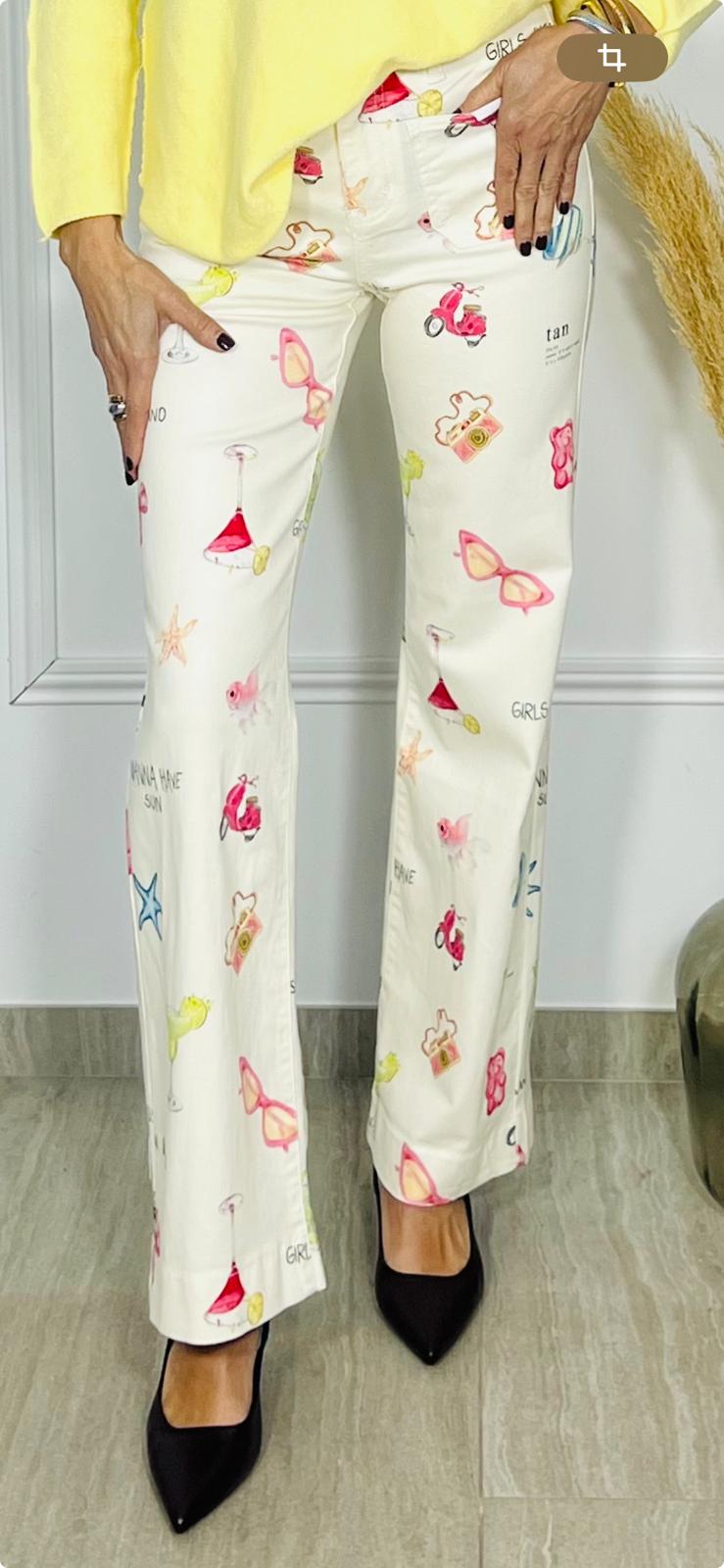 Atrévete con el Pantalón Isabella: un diseño flare único con estampados veraniegos de gafas, cócteles y motitos. Estilo, diversión y frescura en una sola prenda. ¡Cómpralo ya! Oliva, Valencia, La Safor, Original Regals, Moda, Ropa