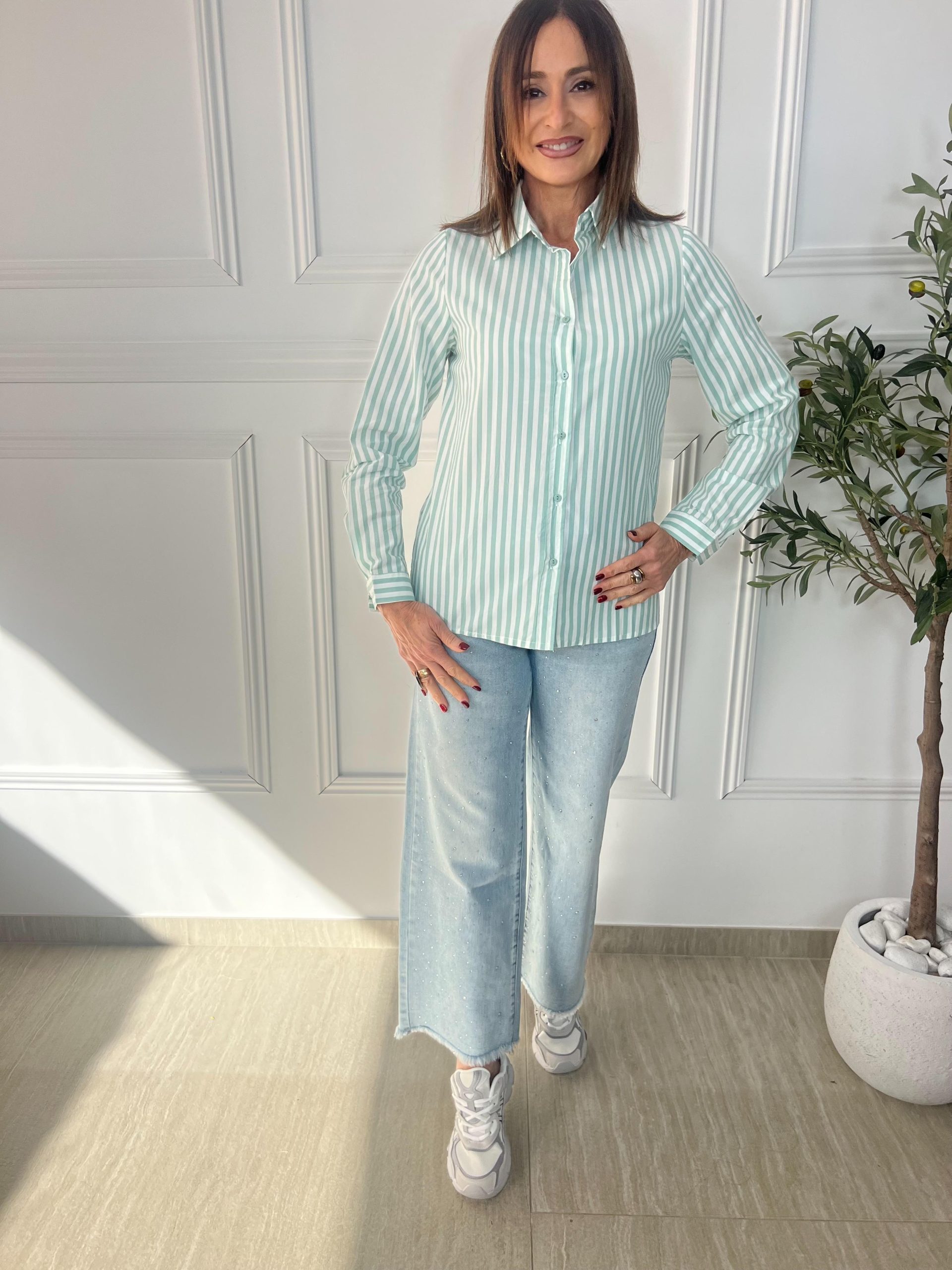 Camisa entallada de rayas en blanco y verde, blanco y azul o blanco y beige. Diseño elegante, ajuste favorecedor y estilo versátil para cualquier ocasión. Oliva Valencia Oriuginal Regals L Safor Moda Ropa