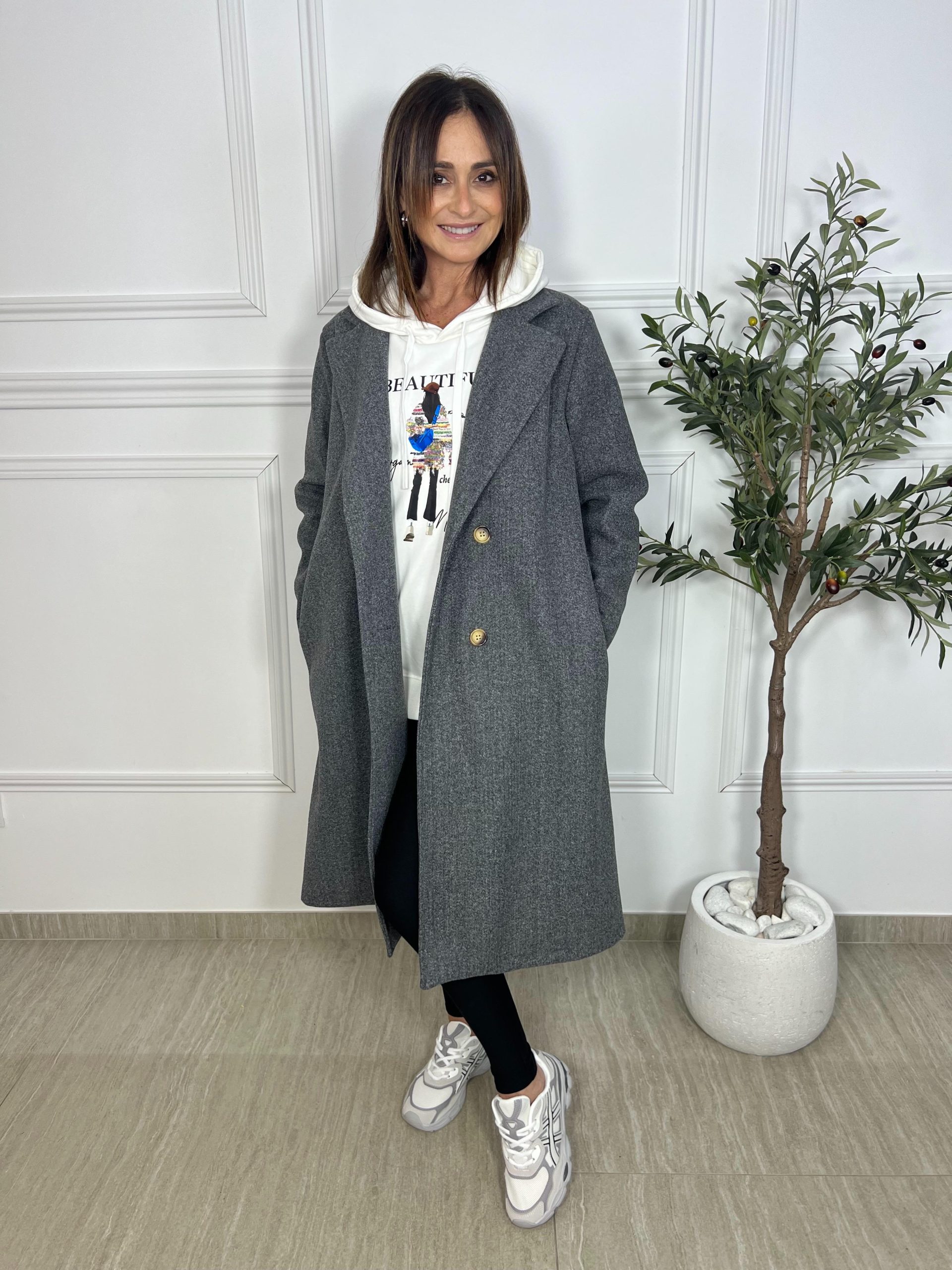 Abrigo largo oversize de talla única con cuatro botones, bolsillos delanteros y cinturón a juego. Cómodo, elegante y versátil. Oliva Valencia La Safor Moda Ropa