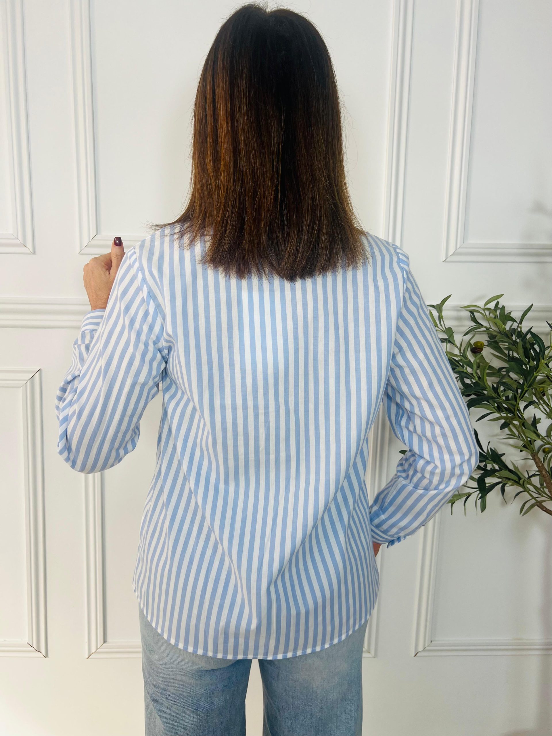 Camisa entallada de rayas en blanco y verde, blanco y azul o blanco y beige. Diseño elegante, ajuste favorecedor y estilo versátil para cualquier ocasión. Oliva Valencia La Safor Original Regals Moda Ropa