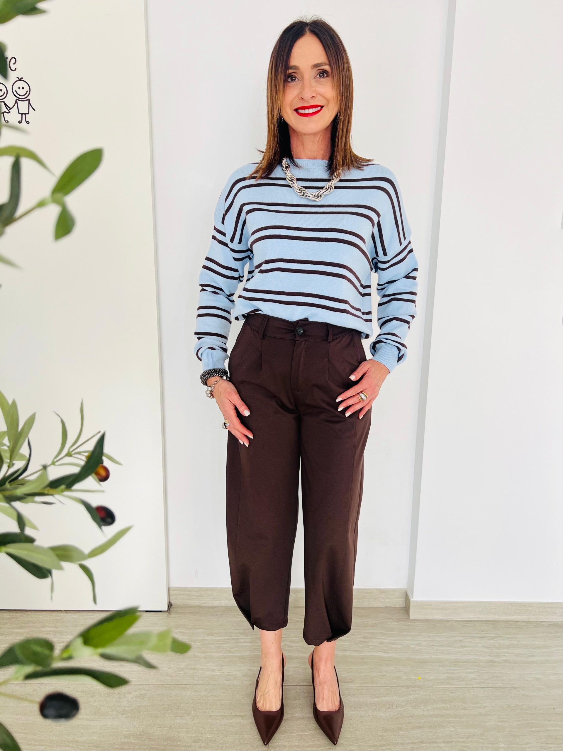 Descubre el pantalón marrón de corte tulipán: una pieza de sastrería moderna con talle alto y bajo estructurado. Ideal para un look de oficina sofisticado. Oliva Valencia La Safor Original Regals Moda Ropa