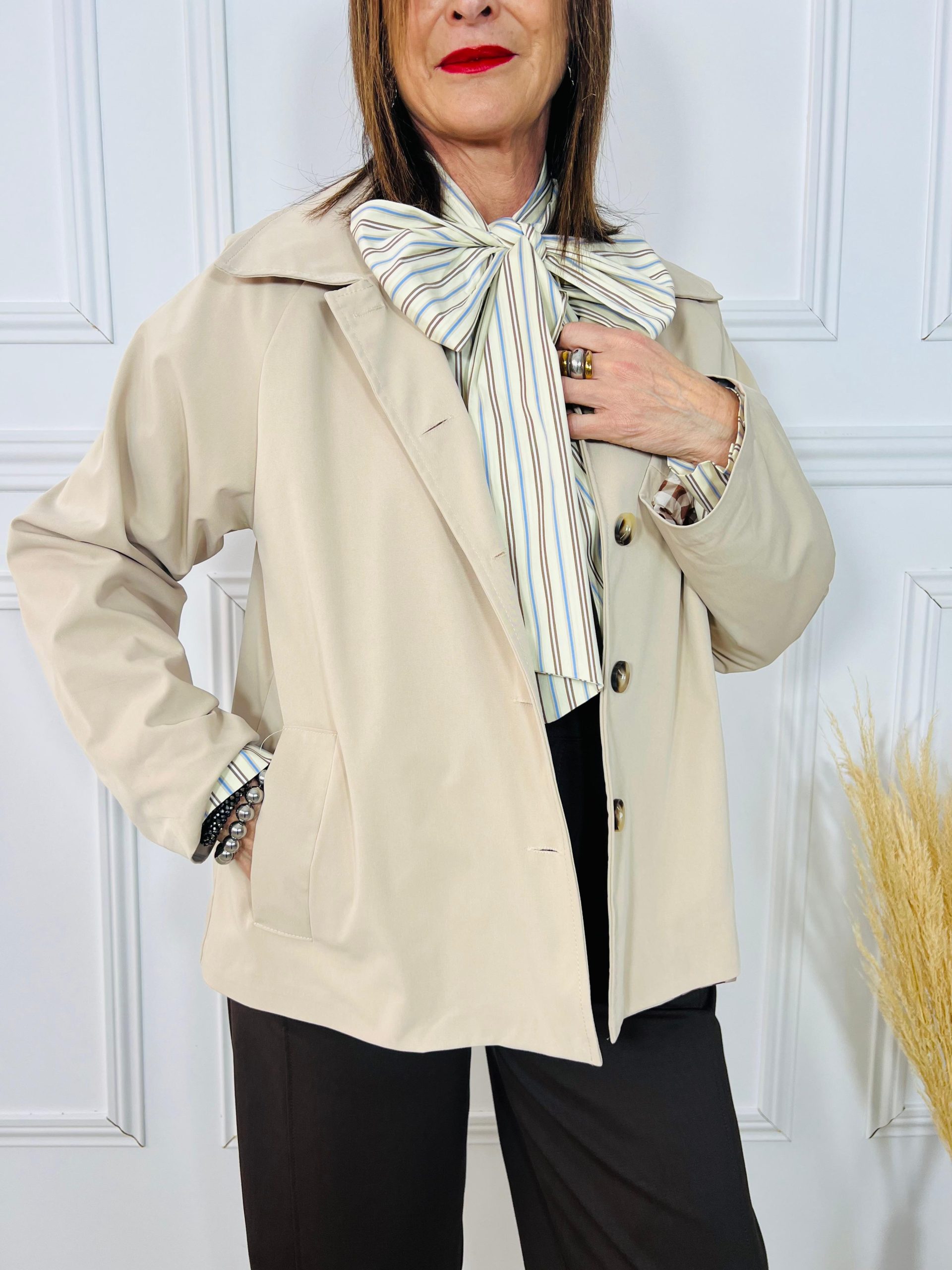 Gabardina corta celeste con botones en contraste y cuello amplio. Diseño elegante, moderno y versátil para elevar cualquier look. Oliva Valencia Original Regals Original Regals Moda Ropa