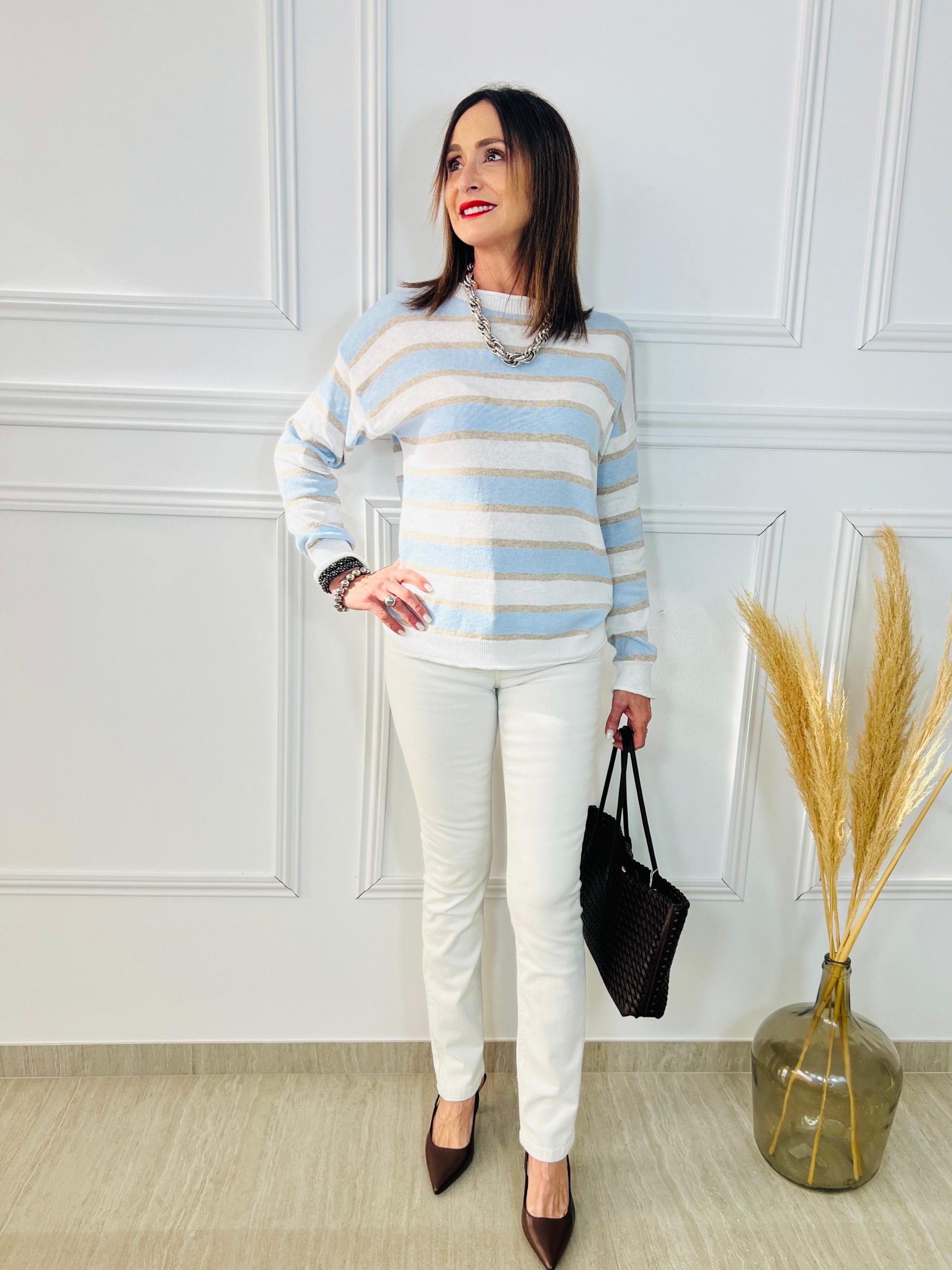 Renueva tu estilo con nuestro jersey de punto fino a rayas. Disponible en azul náutico o con detalles dorados. Ligero, elegante y perfecto para el entretiempo. Oliva Valencia La Safor Original Regals Moda Ropa