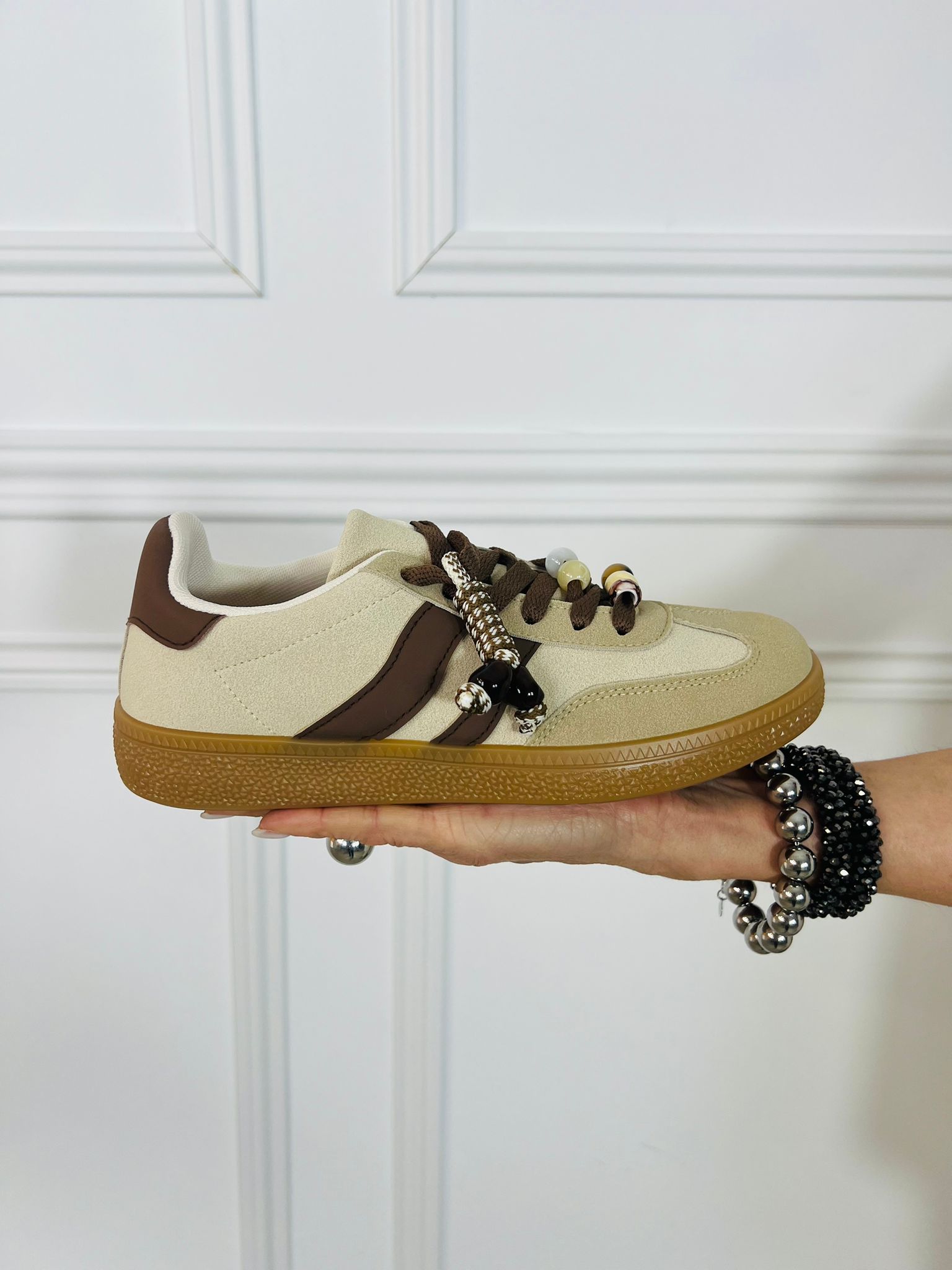 Descubre las zapatillas beige y marrón "Natural Earth". Un diseño retro con acabado en ante y detalles de cuentas exclusivas. Comodidad y estilo natural en cada paso. original Regals Oliva Valencia La safor Moda Ropa