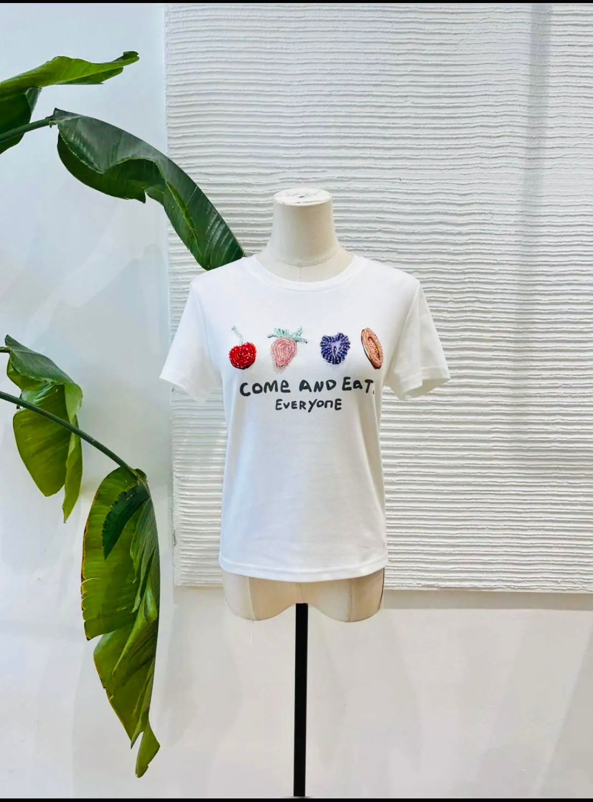 Descubre nuestra camiseta blanca 'Come and Eat' con espectaculares frutas de abalorios en 3D. Estilo artesanal, diseño único y máxima comodidad en algodón. ¡Añade un toque dulce y brillante a tu look diario aquí! Oliva Valencia La Safor Original Regals Moda Ropa