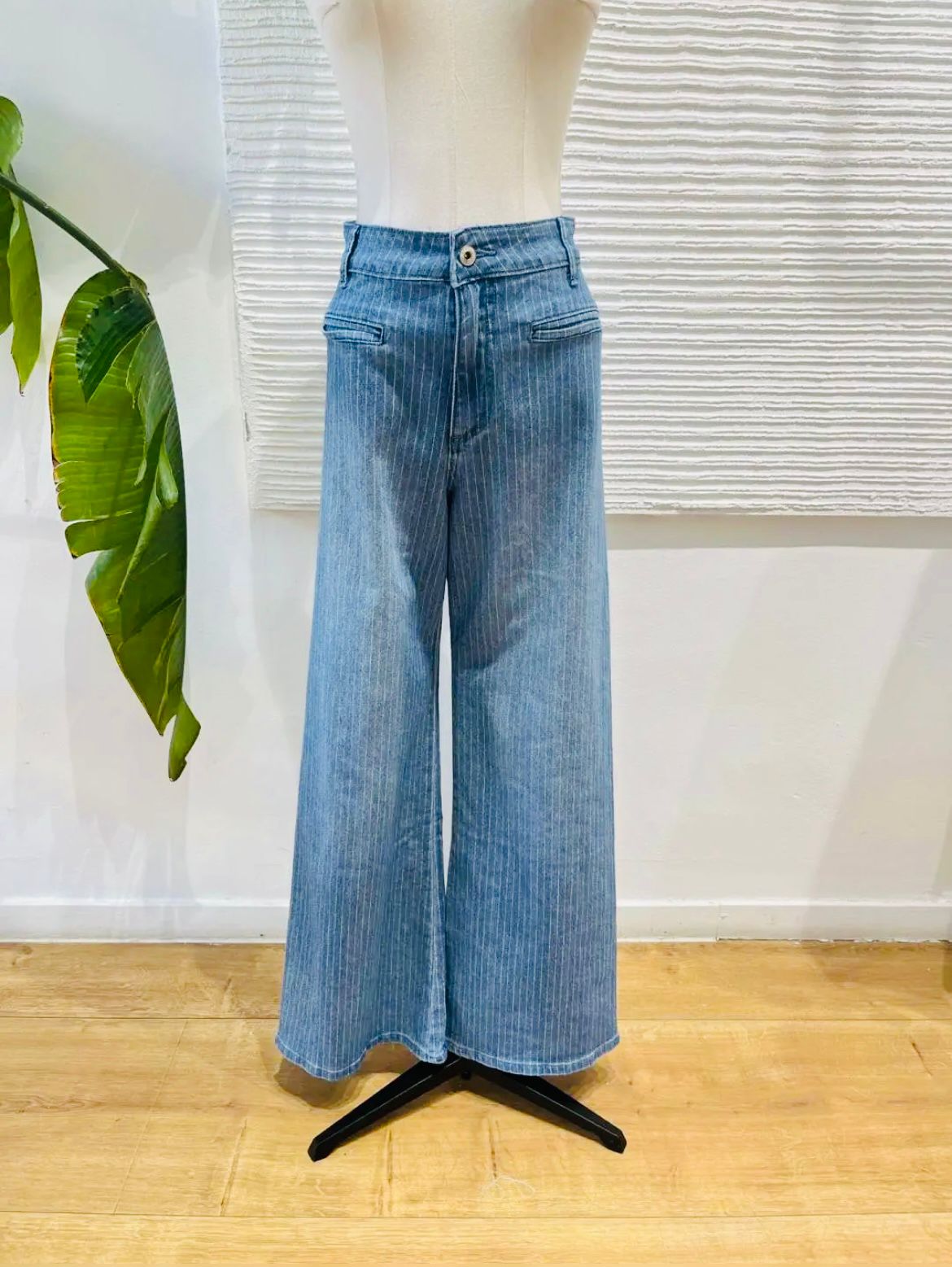 Luce una silueta estilizada con nuestro Pantalón Denim Wide Leg de Rayas. Tejido de alta calidad, diseño de mil rayas que alarga la figura y corte tendencia. ¡Compra tu nuevo básico favorito aquí! Oliva Valencia La Safor Original Regals Moda Ropa
