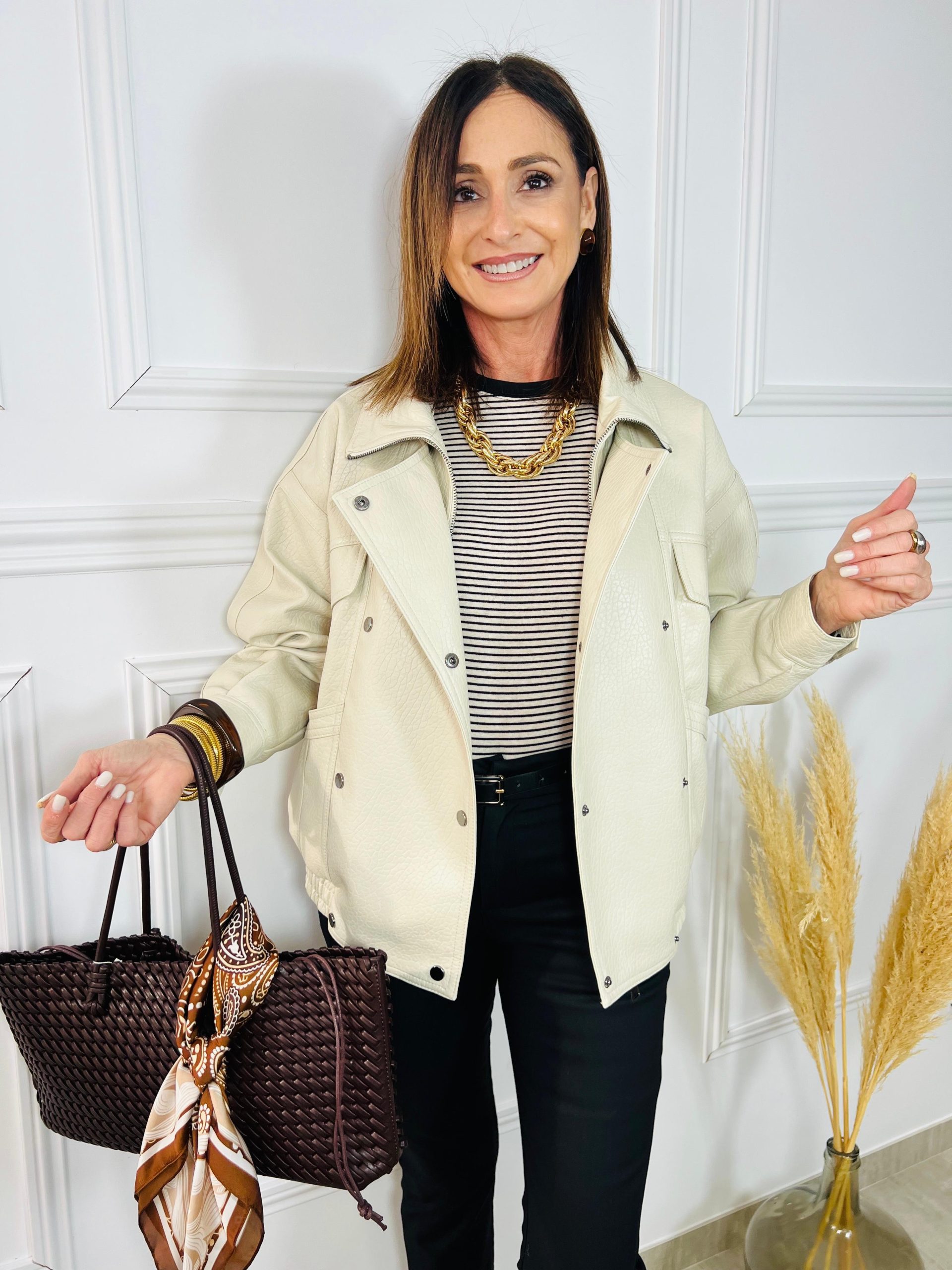 Eleva tu estilo con nuestra chaqueta de polipiel crema en corte oversize. Con un diseño moderno, textura premium y detalles metálicos, es la prenda clave para un look sofisticado y actual. ¡Consíguela aquí! Oliva Valencia La Safor Original Regals Moda Ropa