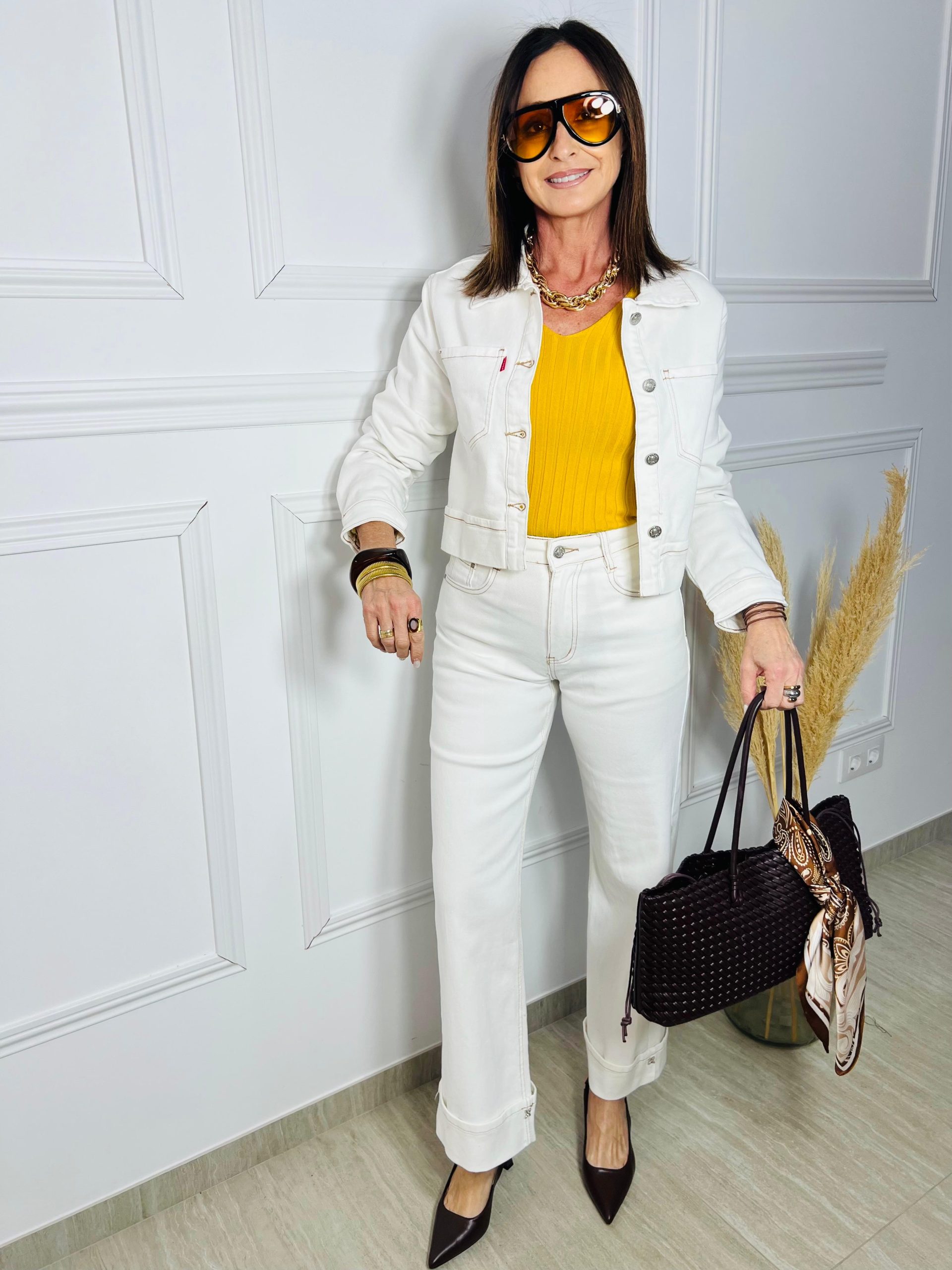 Actualiza tu armario con este pantalón blanco de corte recto. Con costuras en contraste y un detalle único de estrella en el bajo, es la prenda perfecta para un look sofisticado y versátil. ¡Cómpralo ahora! Oliva Valencia La Safor Original regals Moda Ropa