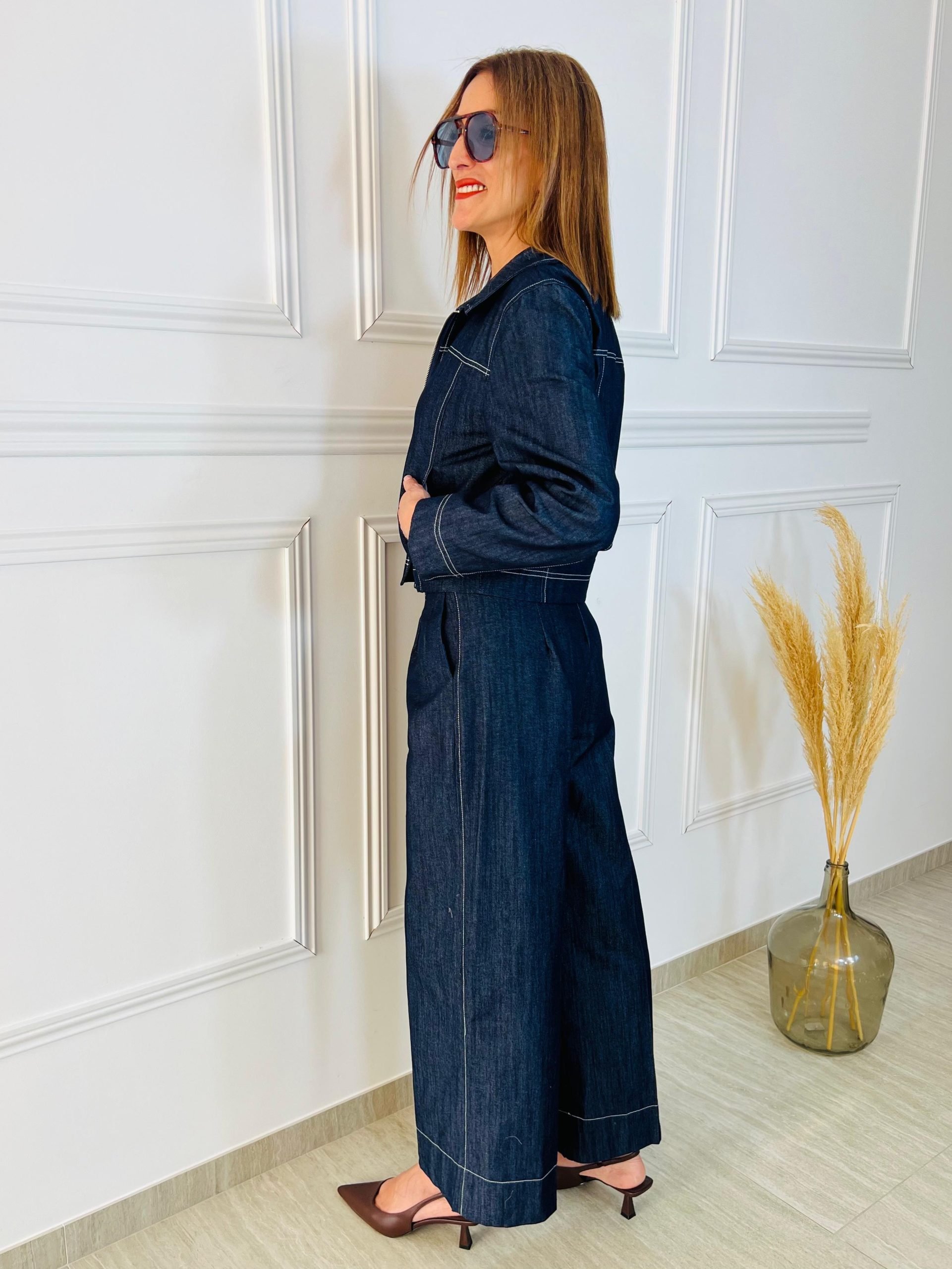 Eleva tu estilo con nuestro pantalón wide leg de denim oscuro. Diseño de tiro alto con costuras de contraste para un look sofisticado y moderno. ¡Compra el look ahora!" Oliva Valencia La Safor Original Regals Moda Ropa