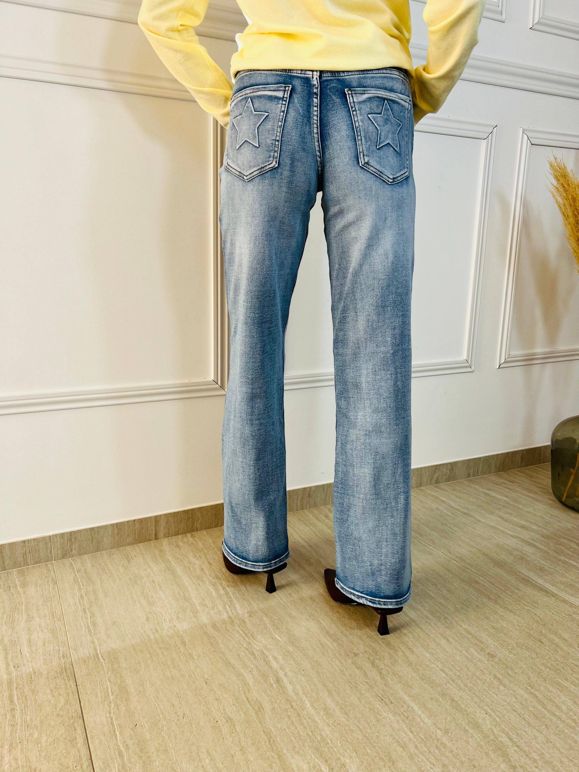 "Renueva tu look con los Jeans Star Glow de lavado claro. Corte recto, tejido cómodo y bolsillos traseros con detalle de estrella. ¡El toque denim que te faltaba!" Original Regals Oliva Valencia Ropa Moda