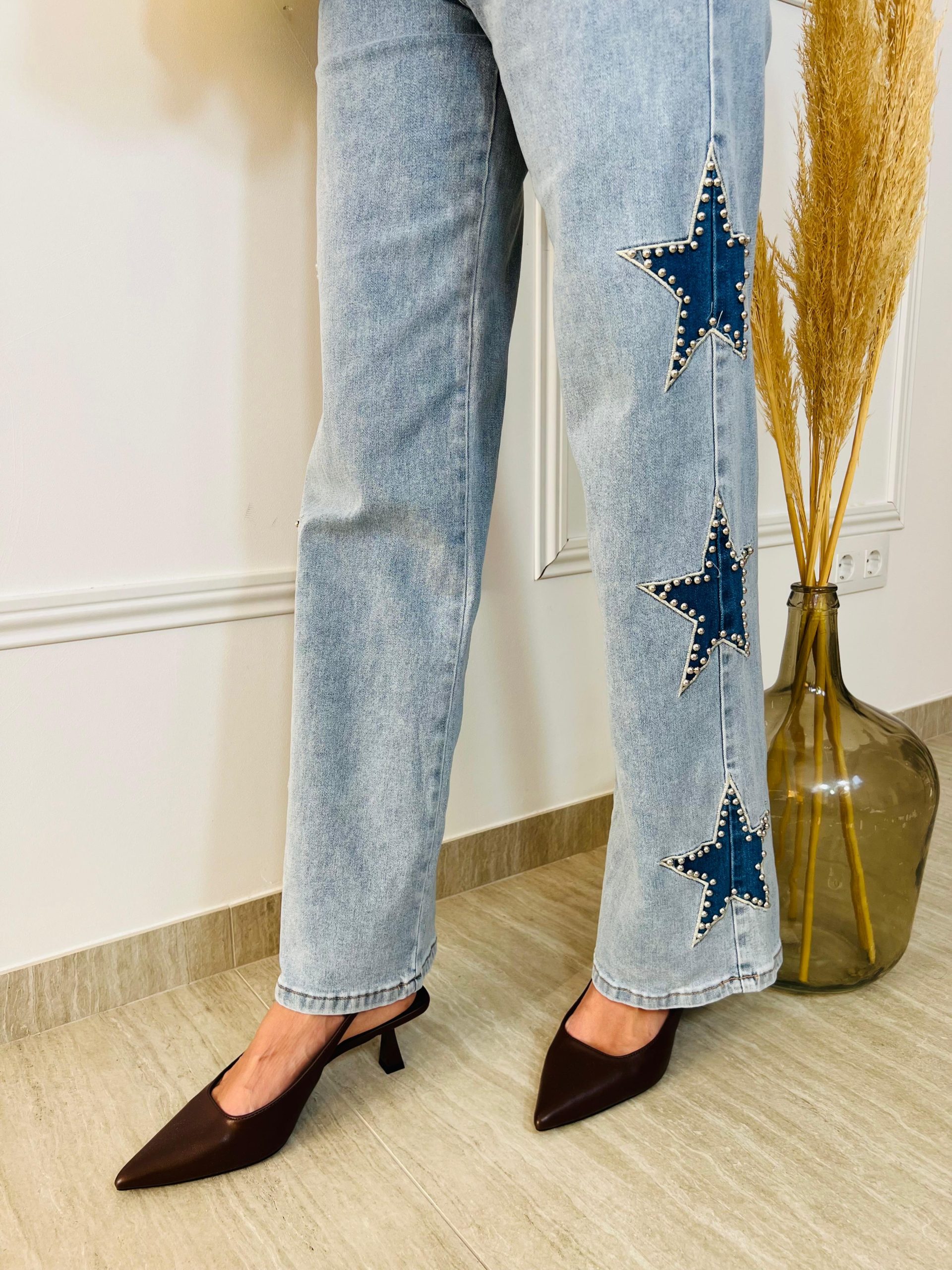 "Jeans de lavado claro con parches de estrellas laterales y tachuelas. Un diseño único de corte recto para looks urbanos con personalidad. ¡Destaca con el estilo Blue Galaxy!" Oliva Valencia La Safor Original Regals Moda Ropa