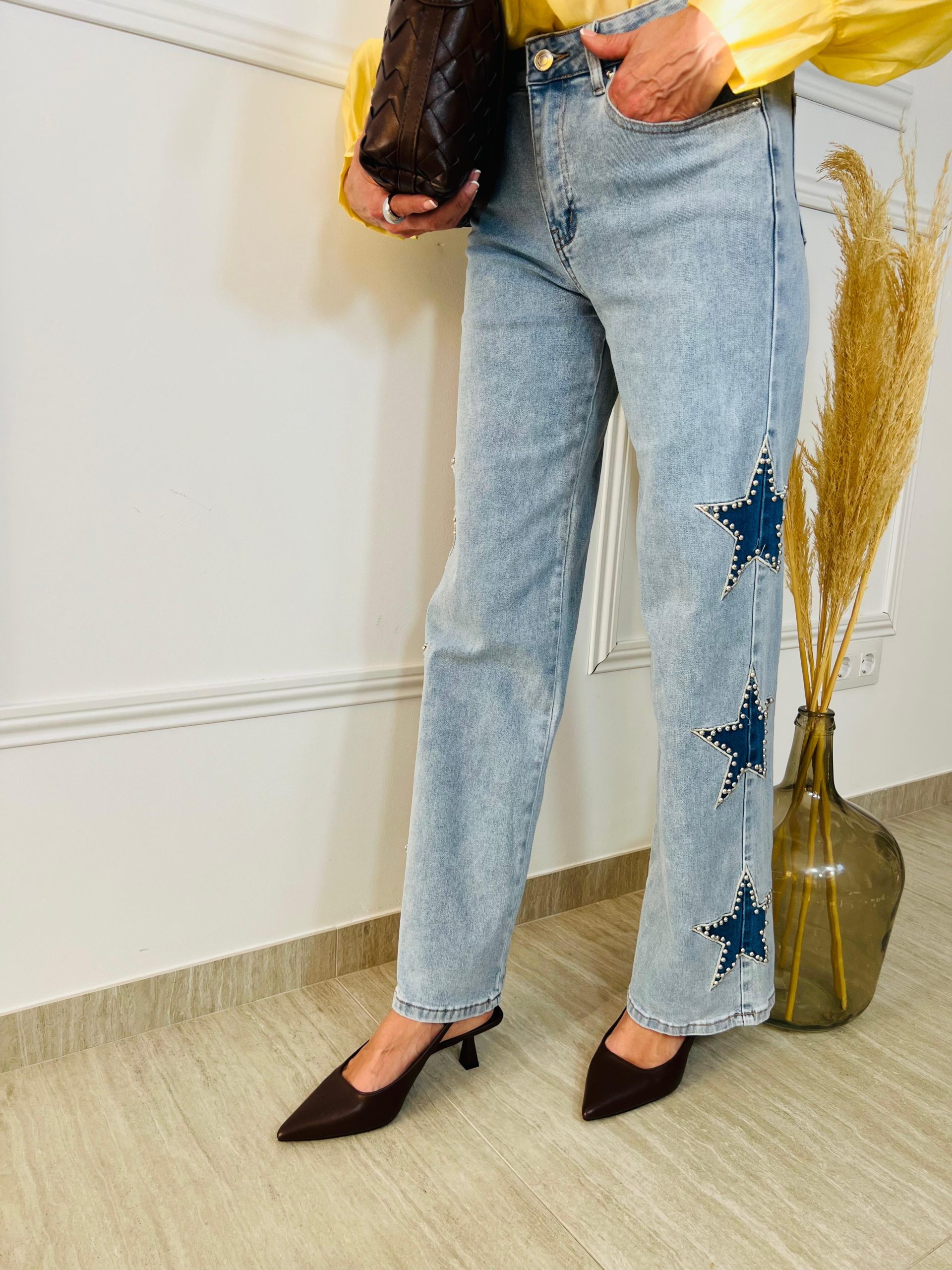 "Jeans de lavado claro con parches de estrellas laterales y tachuelas. Un diseño único de corte recto para looks urbanos con personalidad. ¡Destaca con el estilo Blue Galaxy!" Oliva Valencia La Safor Original Regals Moda Ropa