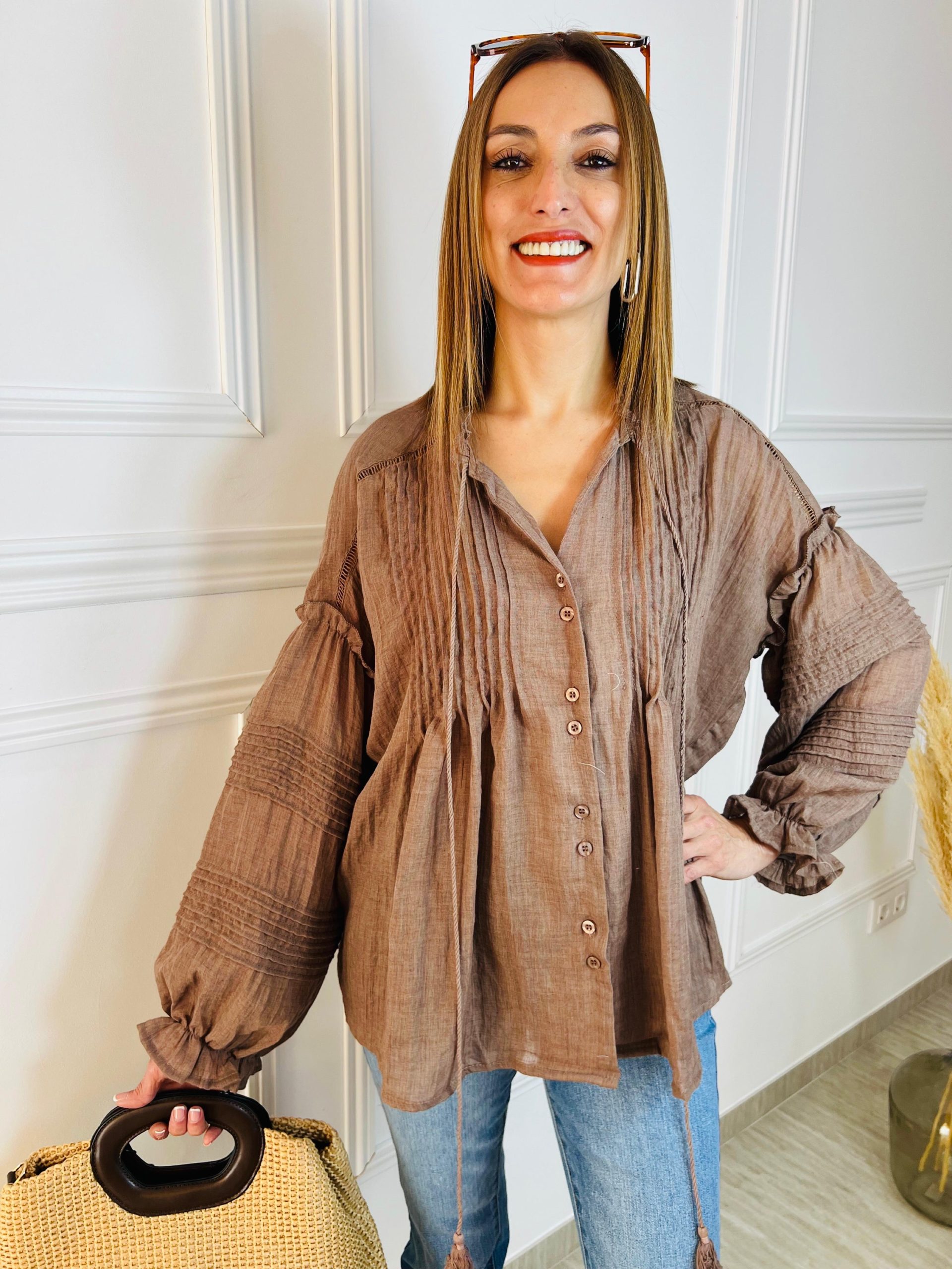 "Compra nuestra blusa rústica color tierra con detalles de alforzas y borlas. Un diseño boho de mangas abullonadas perfecto para un look natural y elegante. Envío rápido." Oliva Valencia La Safor Original Regals Moda Ropa