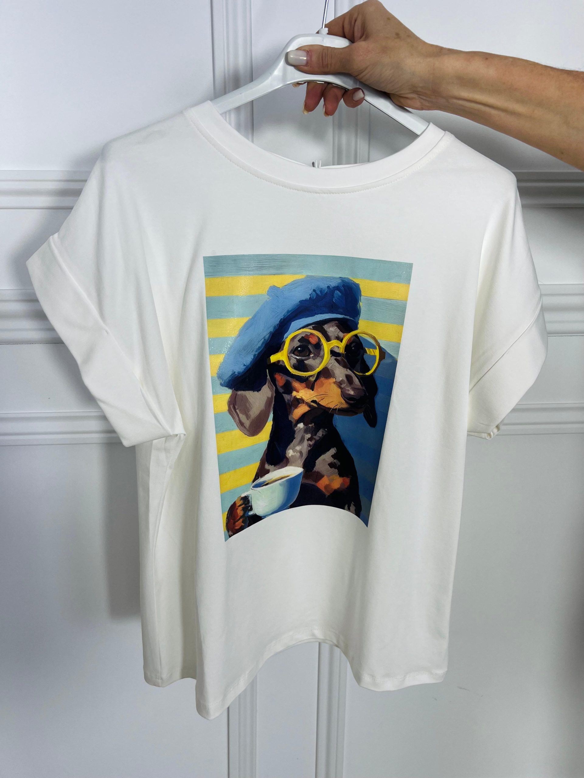 Dale un toque artístico a tu armario con la Camiseta Dachshund Artist. Diseño de talla única en color blanco con ilustración creativa. ¡Comodidad, estilo y originalidad en una sola prenda! Oliva Valencia La Safor Original Regals Moda Ropa
