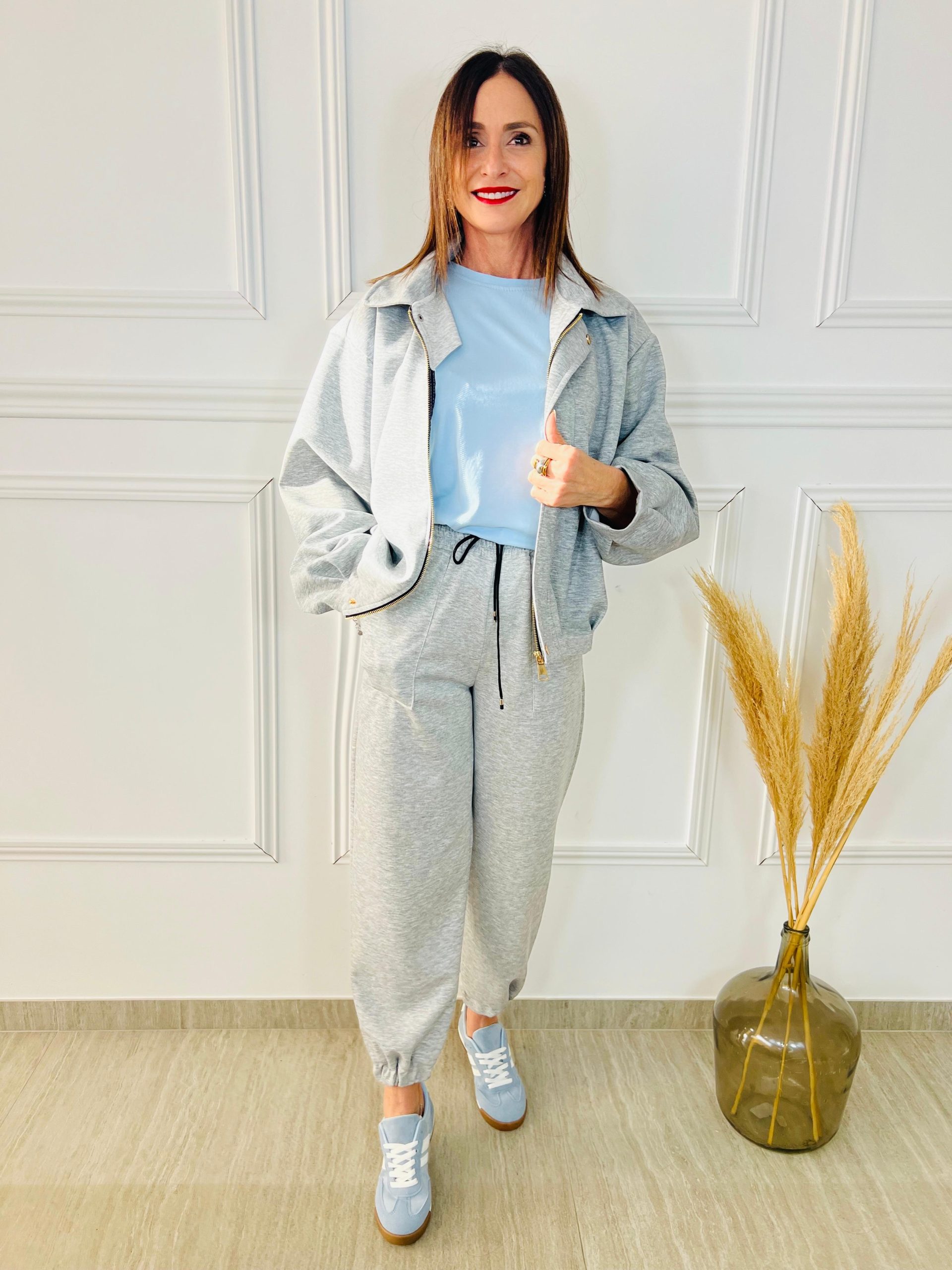 Consigue el equilibrio perfecto entre confort y tendencia con nuestro chándal gris de 3 piezas. Incluye chaqueta bomber, joggers y camiseta celeste. ¡Envío rápido! Oliva Valencia Original Regals Moda Ropa