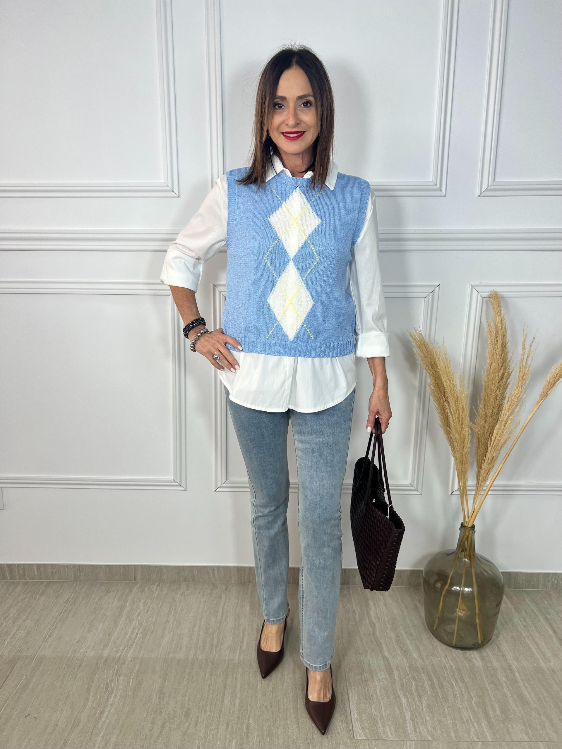 "Eleva tu estilo con nuestro chaleco de rombos azul celeste y la camisa blanca esencial. El conjunto 'preppy' perfecto para un look sofisticado, cómodo y atemporal. ¡Hazte con los básicos de la temporada aquí!"Oliva Valencia La Safor Origina regals Moda Ropa