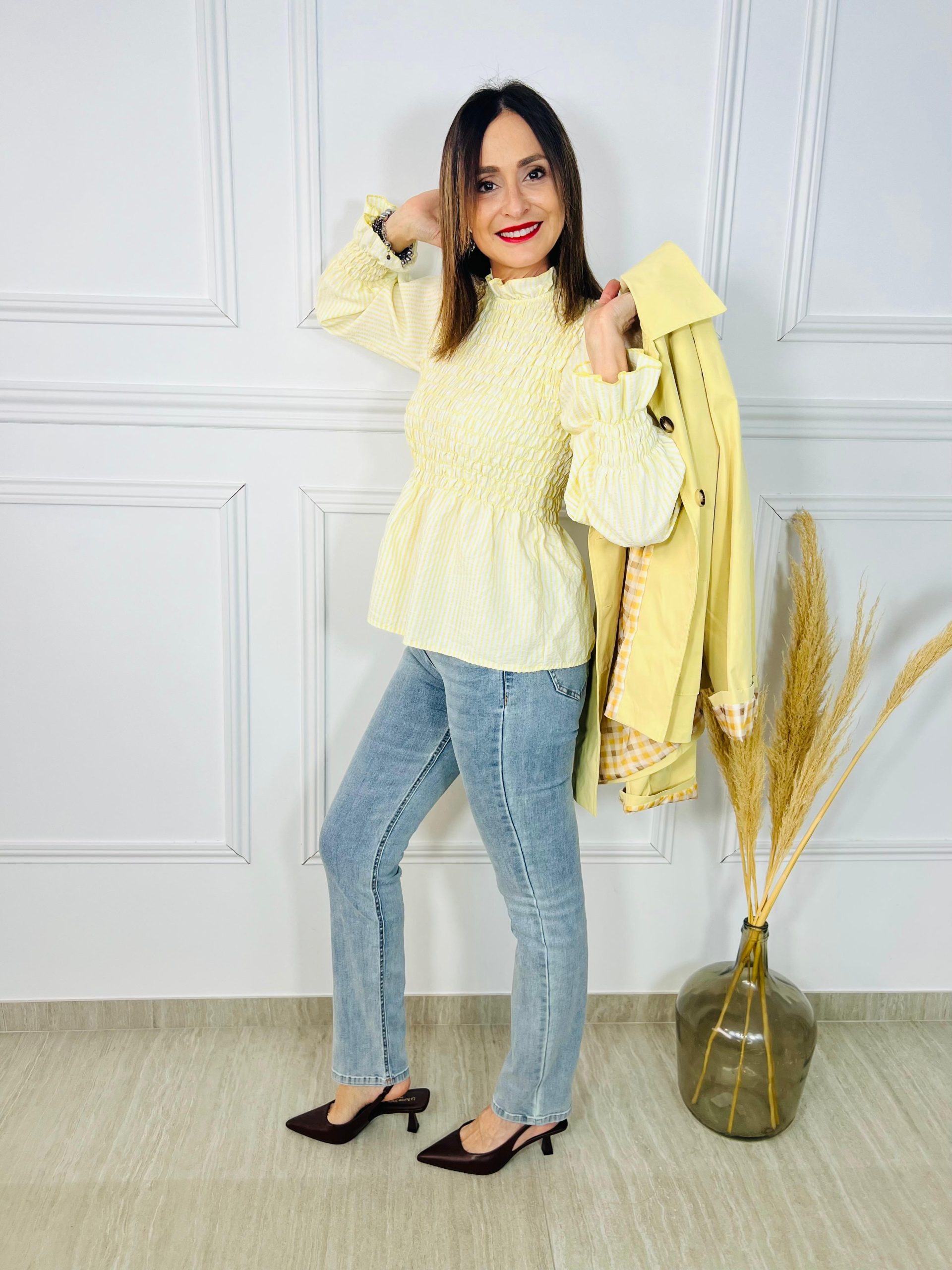 Blusa celeste con textura fruncida, mangas con volumen y caída fluida. Diseño femenino, elegante y versátil para cualquier ocasión.Oliva Valencia La Safor Moda Ropa