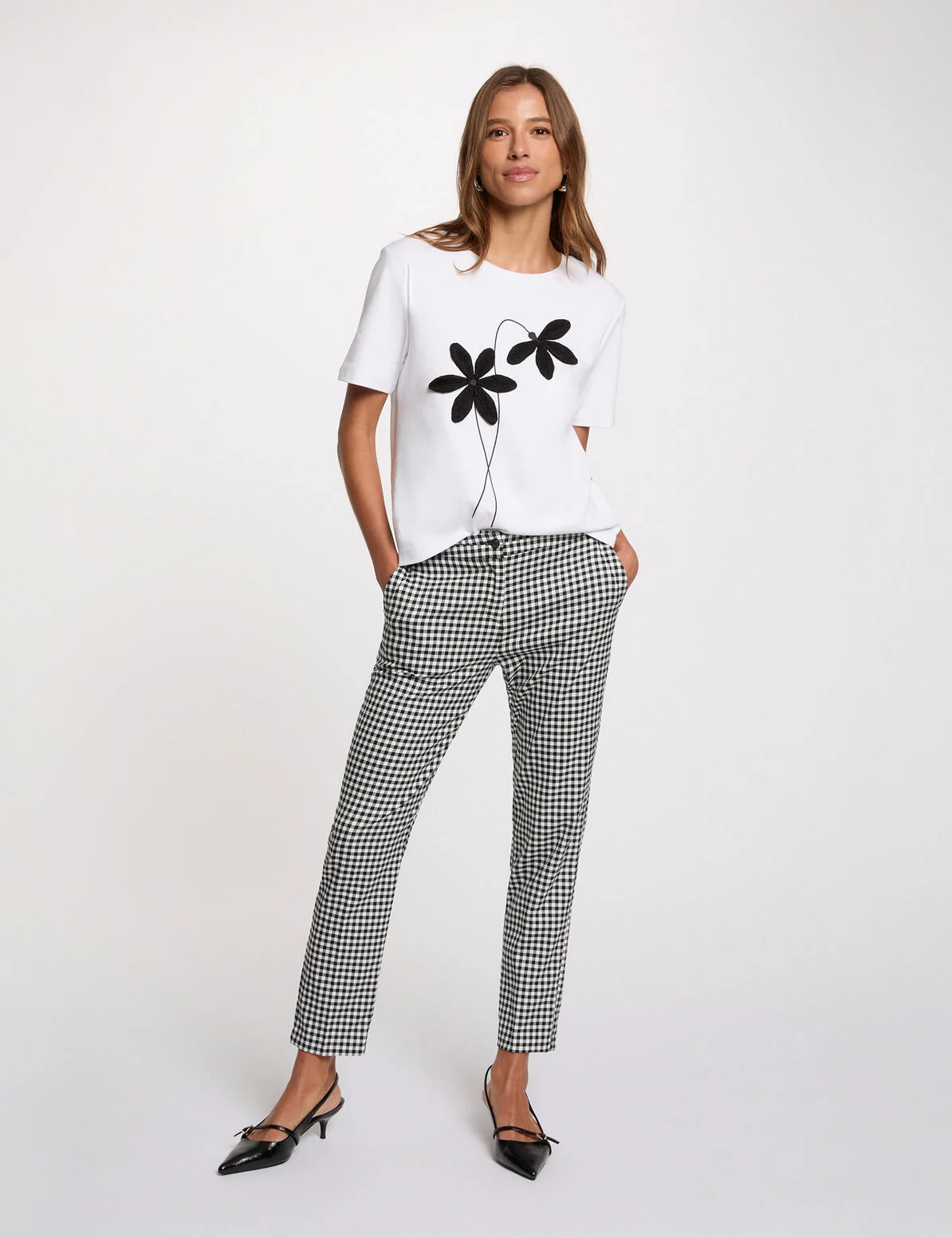 "Consigue un look retro y sofisticado con nuestro Pantalón Slim de cuadros Vichy. Un diseño clásico en blanco y negro con corte entallado que estiliza tu figura. ¡Perfecto para la oficina o un evento especial, combínalo y destaca con elegancia!" Oliva Valencia La Safor Original Regals Moda Ropa