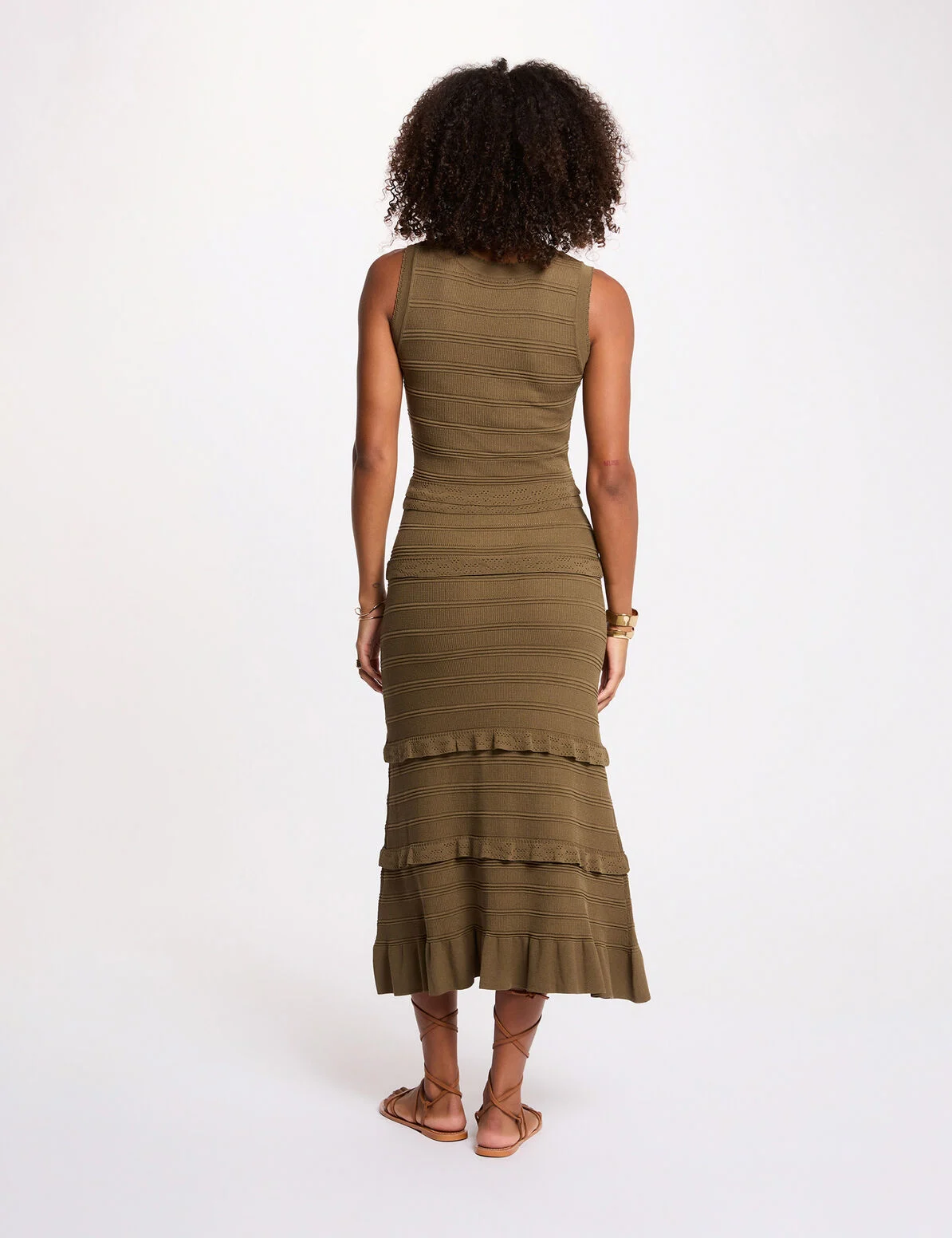 "Define tu silueta con el Vestido Knit Khaki. Un diseño largo de punto con textura acanalada y detalles de volantes que realzan tu figura. ¡La prenda de punto sofisticada para un look natural y elegante!"oLIVA Valencia original regals lA Safor