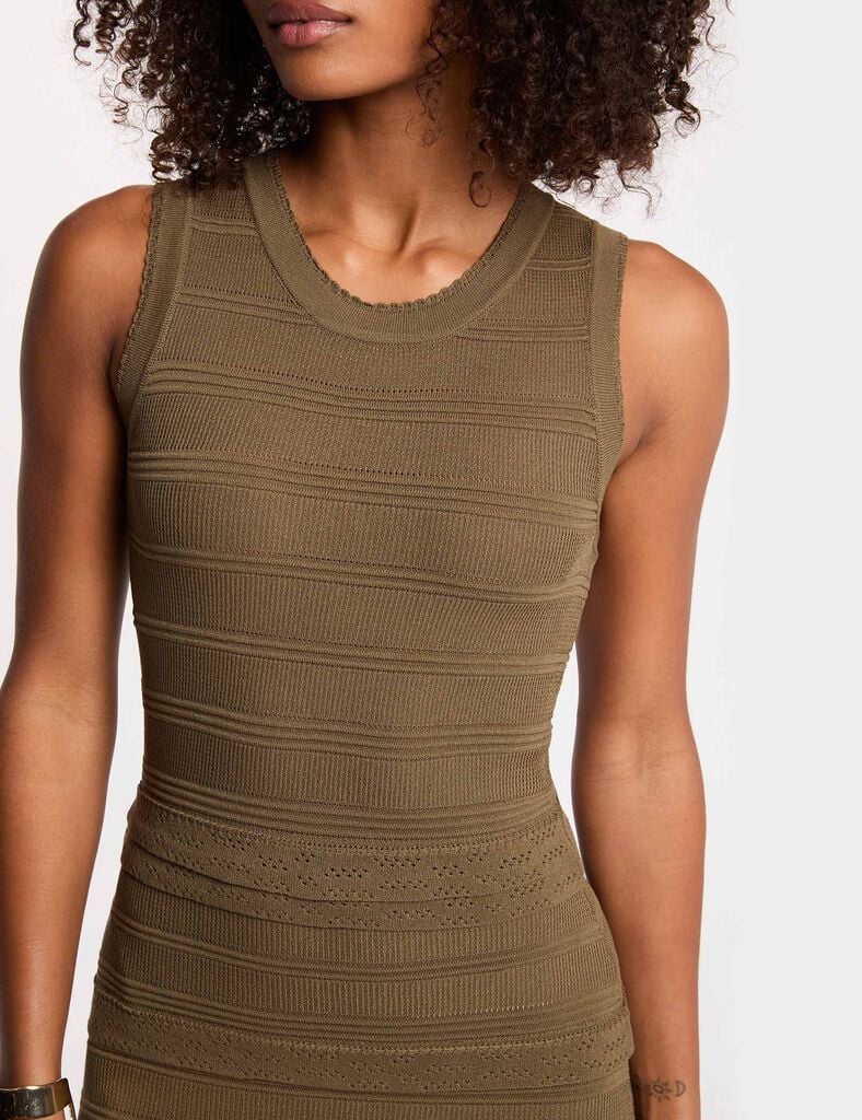 "Define tu silueta con el Vestido Knit Khaki. Un diseño largo de punto con textura acanalada y detalles de volantes que realzan tu figura. ¡La prenda de punto sofisticada para un look natural y elegante!"oLIVA Valencia original regals lA Safor