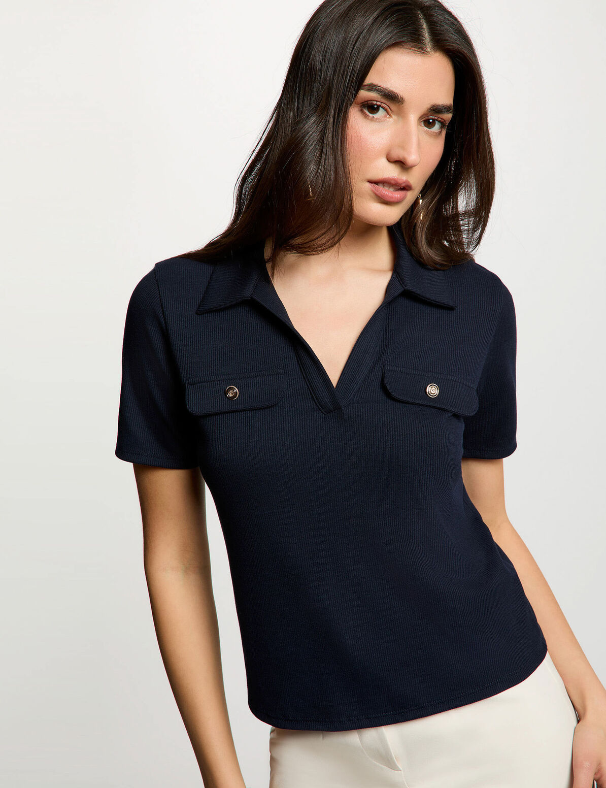 Camiseta manga corta Corte recto Cuello tipo polo Manga corta Apliques solapas con un botón para un efecto falso bolsillo en el pecho Oliva Valencia La Safor Original Regals Moda Ropa