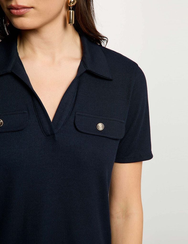 Camiseta manga corta Corte recto Cuello tipo polo Manga corta Apliques solapas con un botón para un efecto falso bolsillo en el pecho